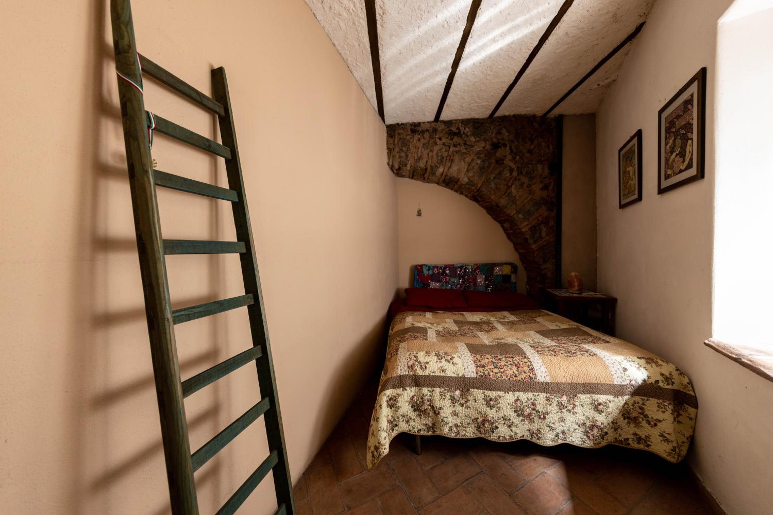 Six-Bedroom House photo 1