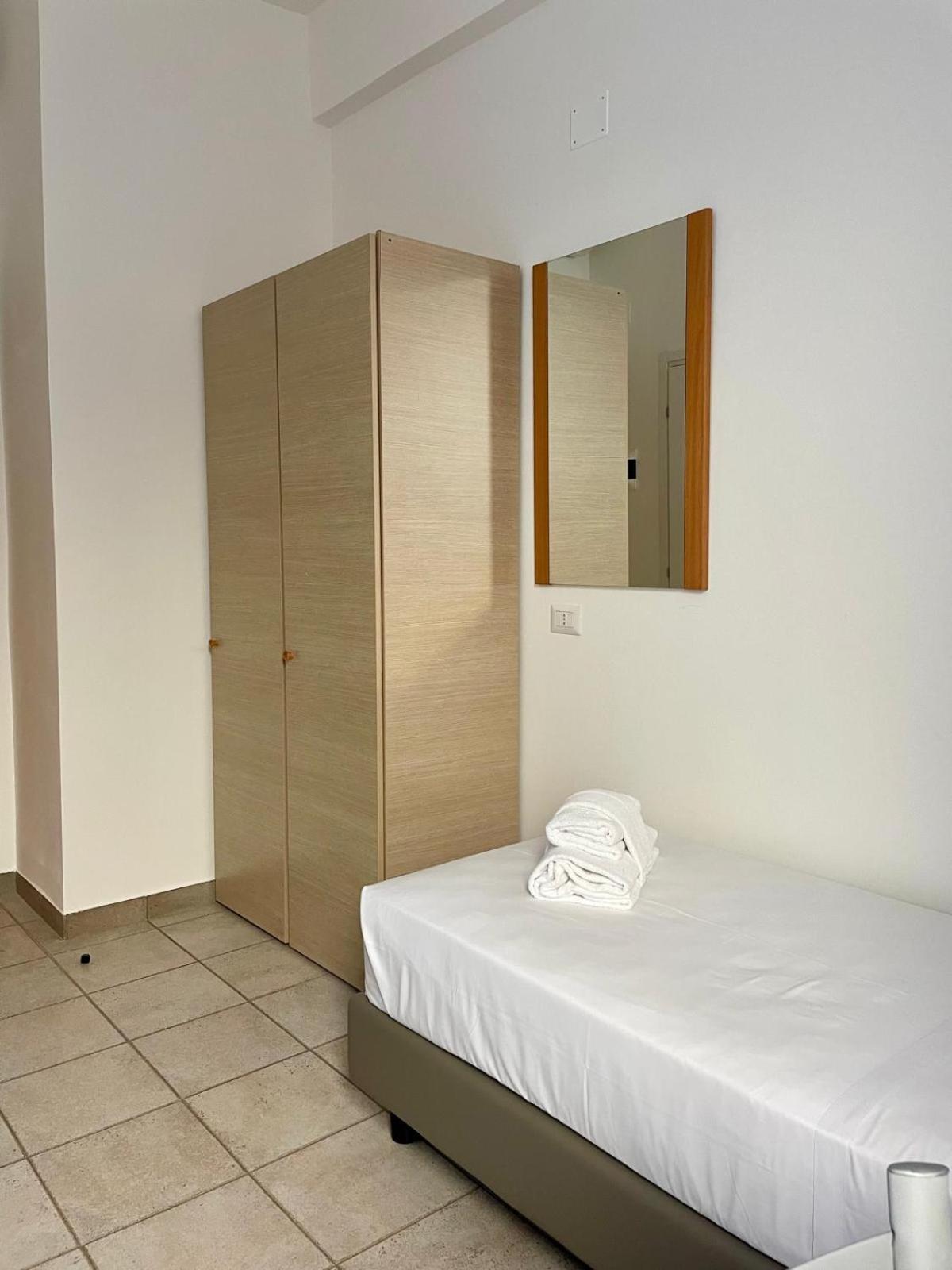Twin Room with Private Bathroom photo 2