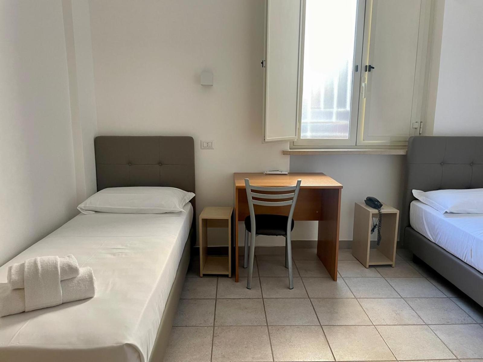 Twin Room with Private Bathroom photo 3