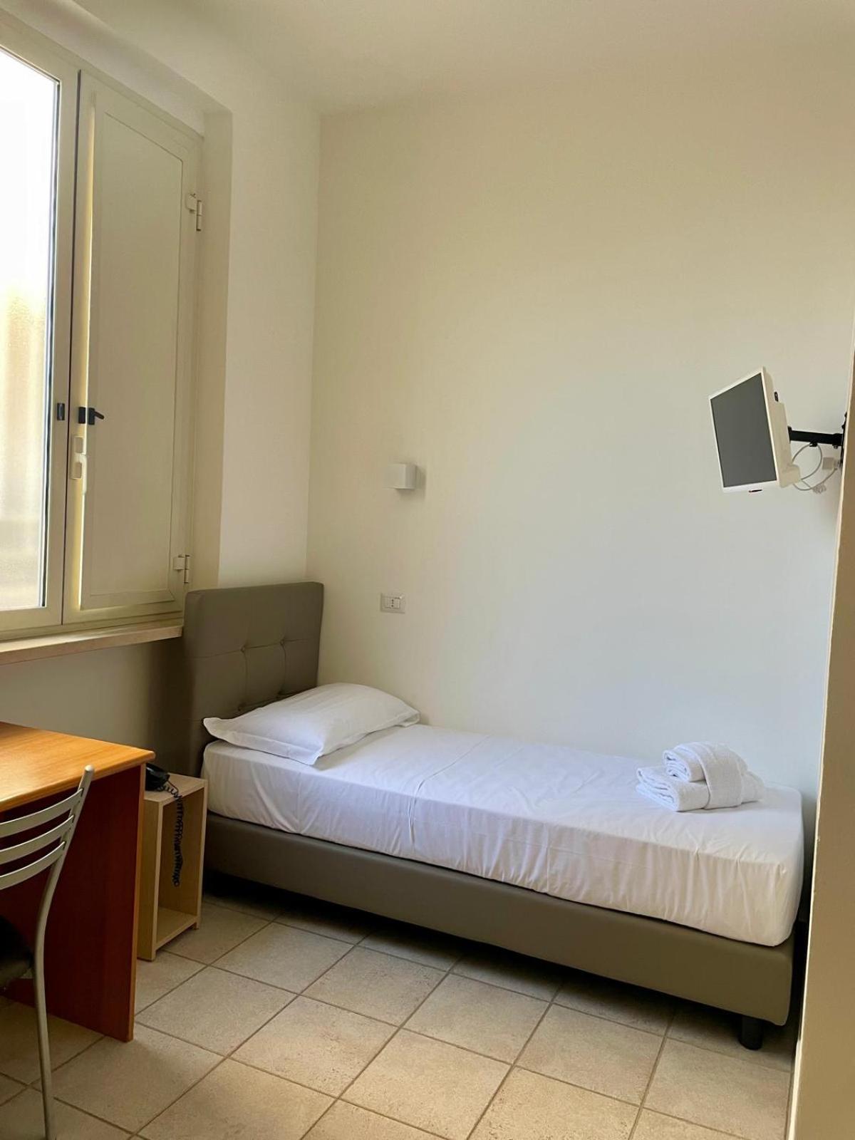 Twin Room with Private Bathroom photo 2