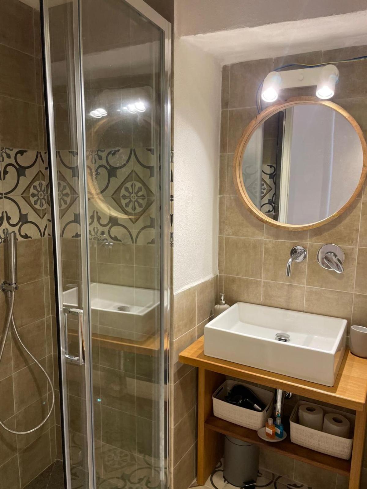 Family Room with Private Bathroom photo 3