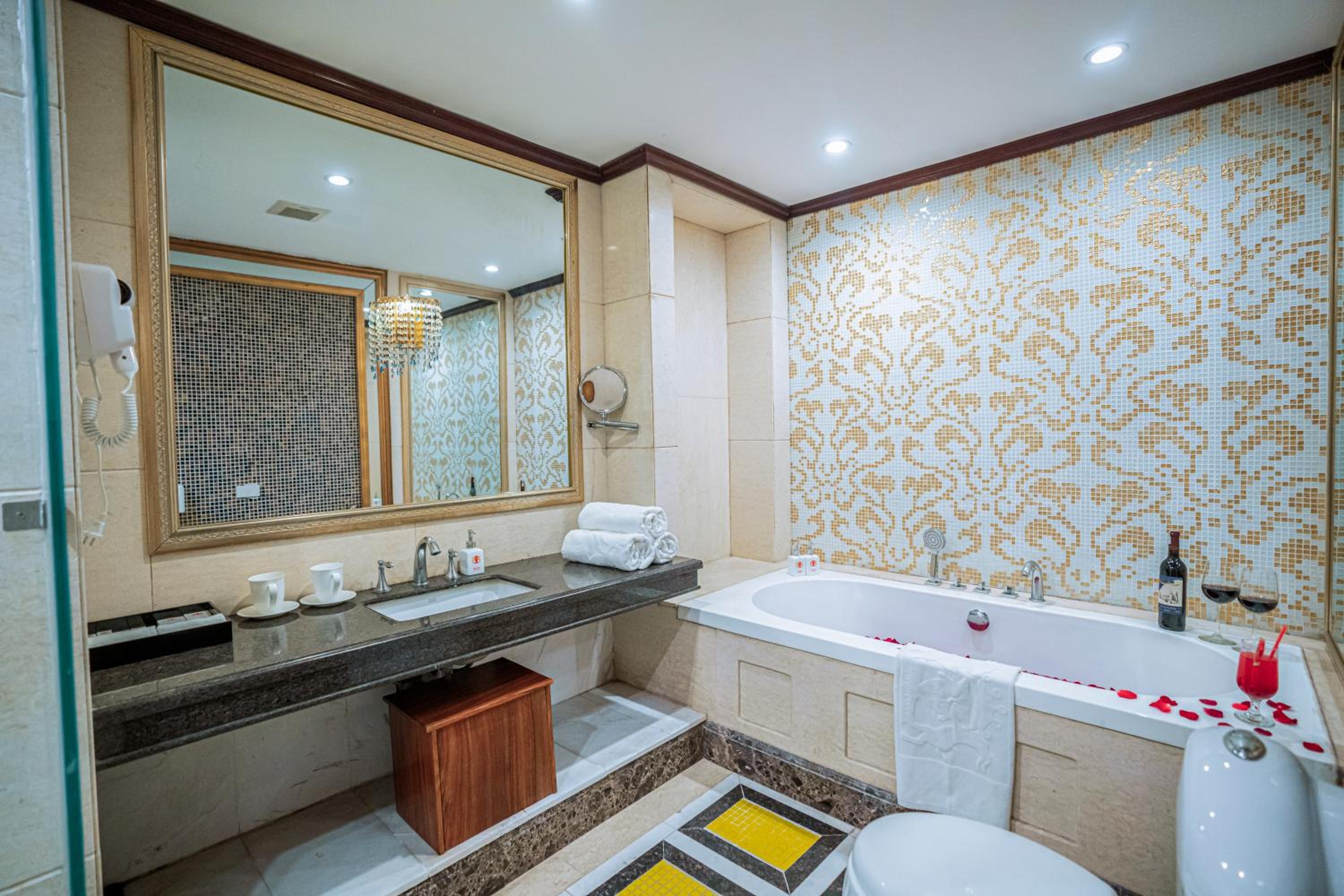 Suite - Photo 11