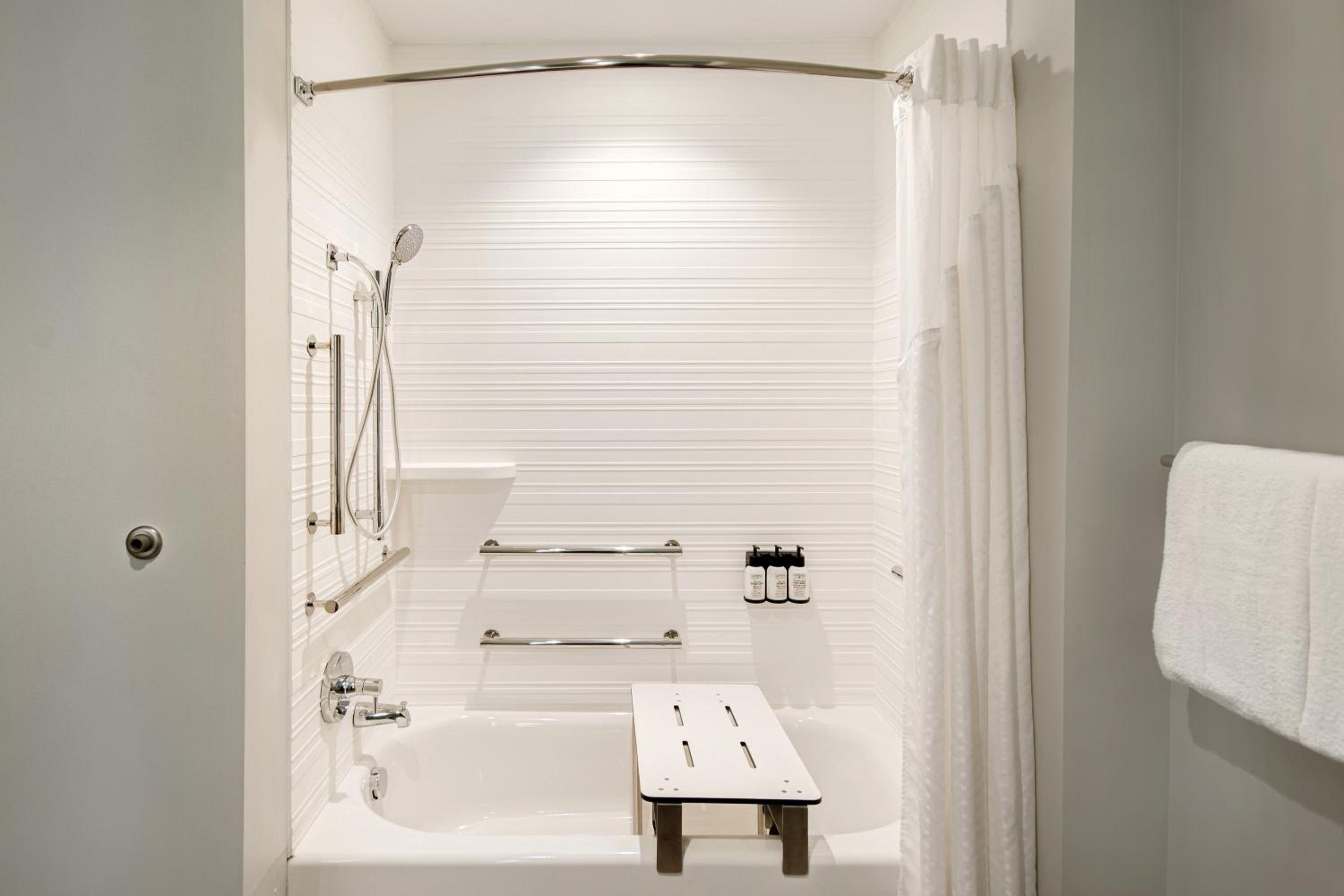 Standard Queen Room with Two Queen Beds and Mobility Accessible Tub - Photo 3