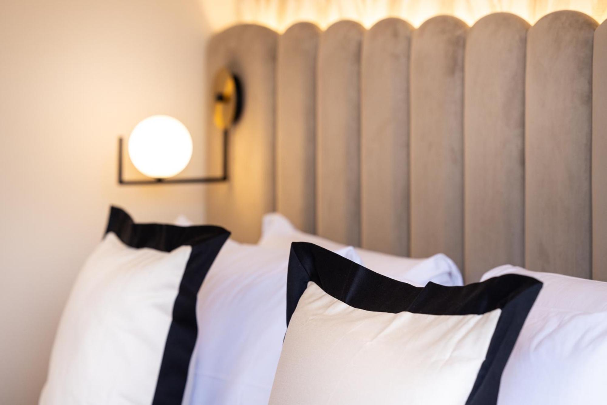 Deluxe Double Room with Bath photo 3