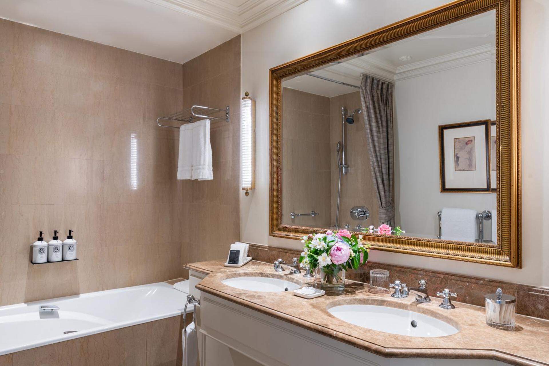 Four Seasons Junior Suite King Bed