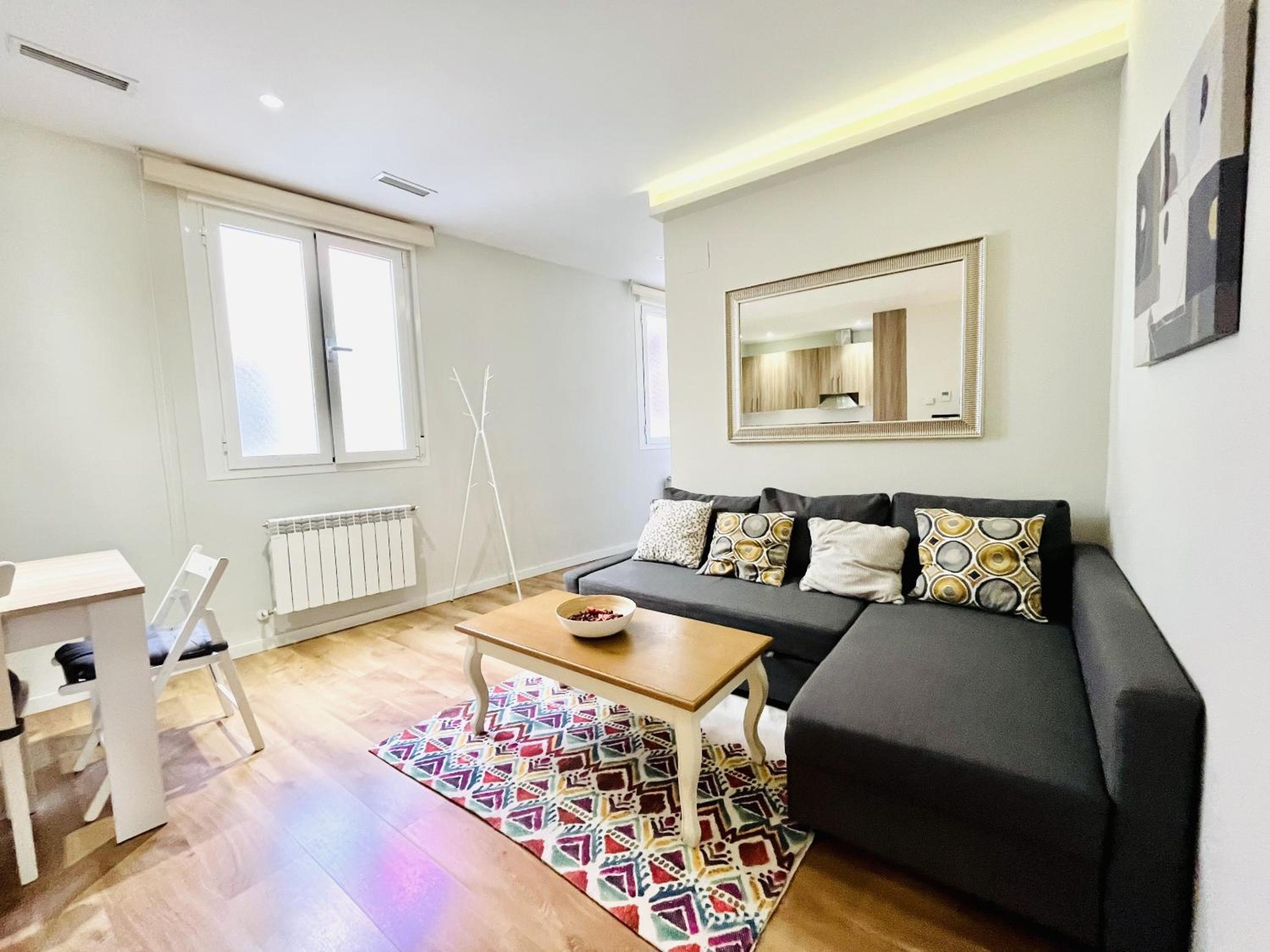 Apartamento de lujo de dos habitaciones con balcón