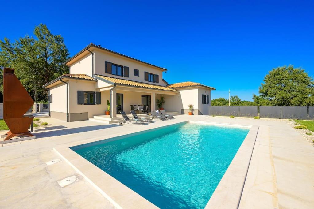 Three-Bedroom Villa photo 2