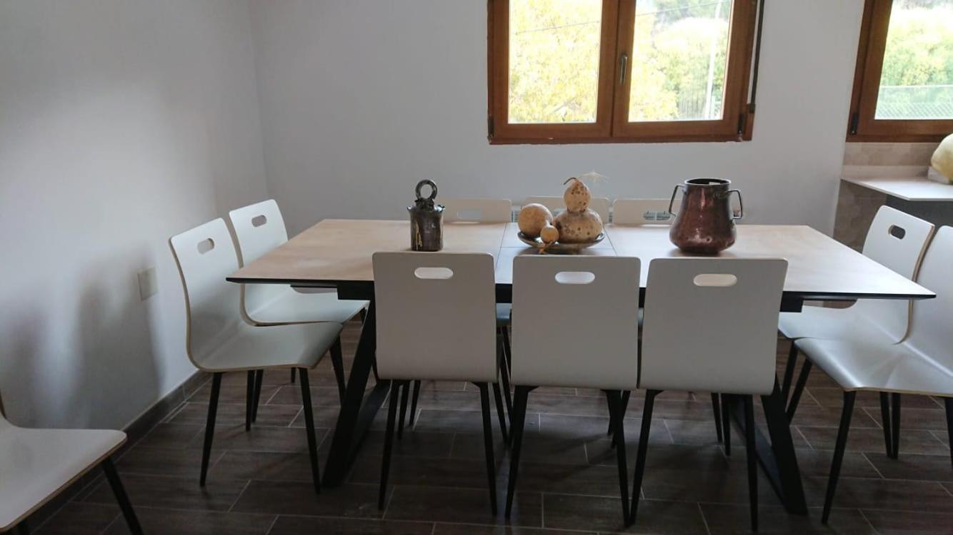 Five-Bedroom House photo 2