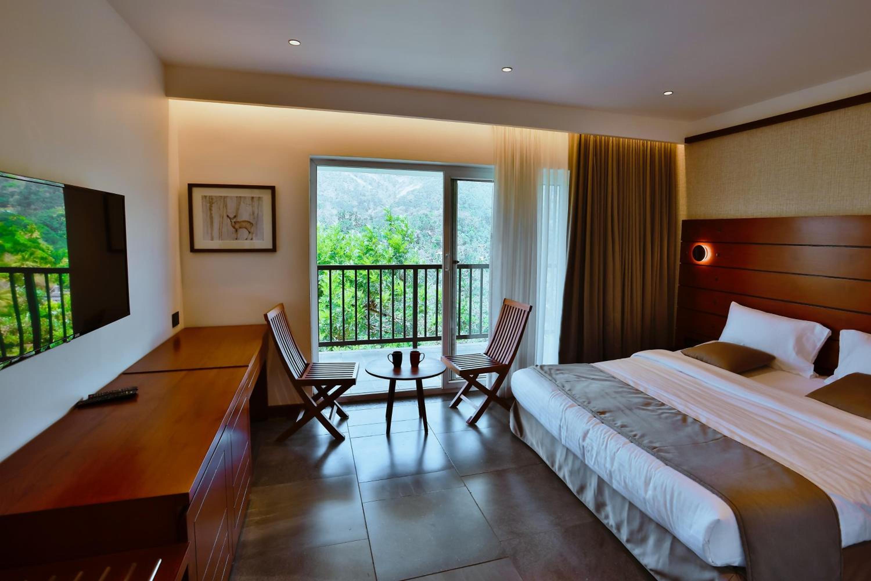 Deluxe Double Room with Balcony photo 2