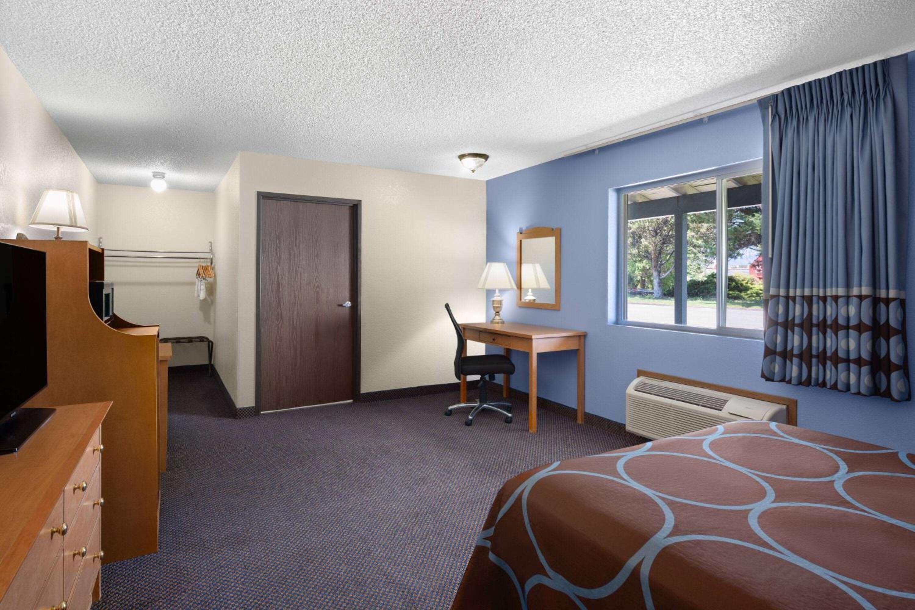 Queen Room with Mobility/Hearing Access - Non-Smoking