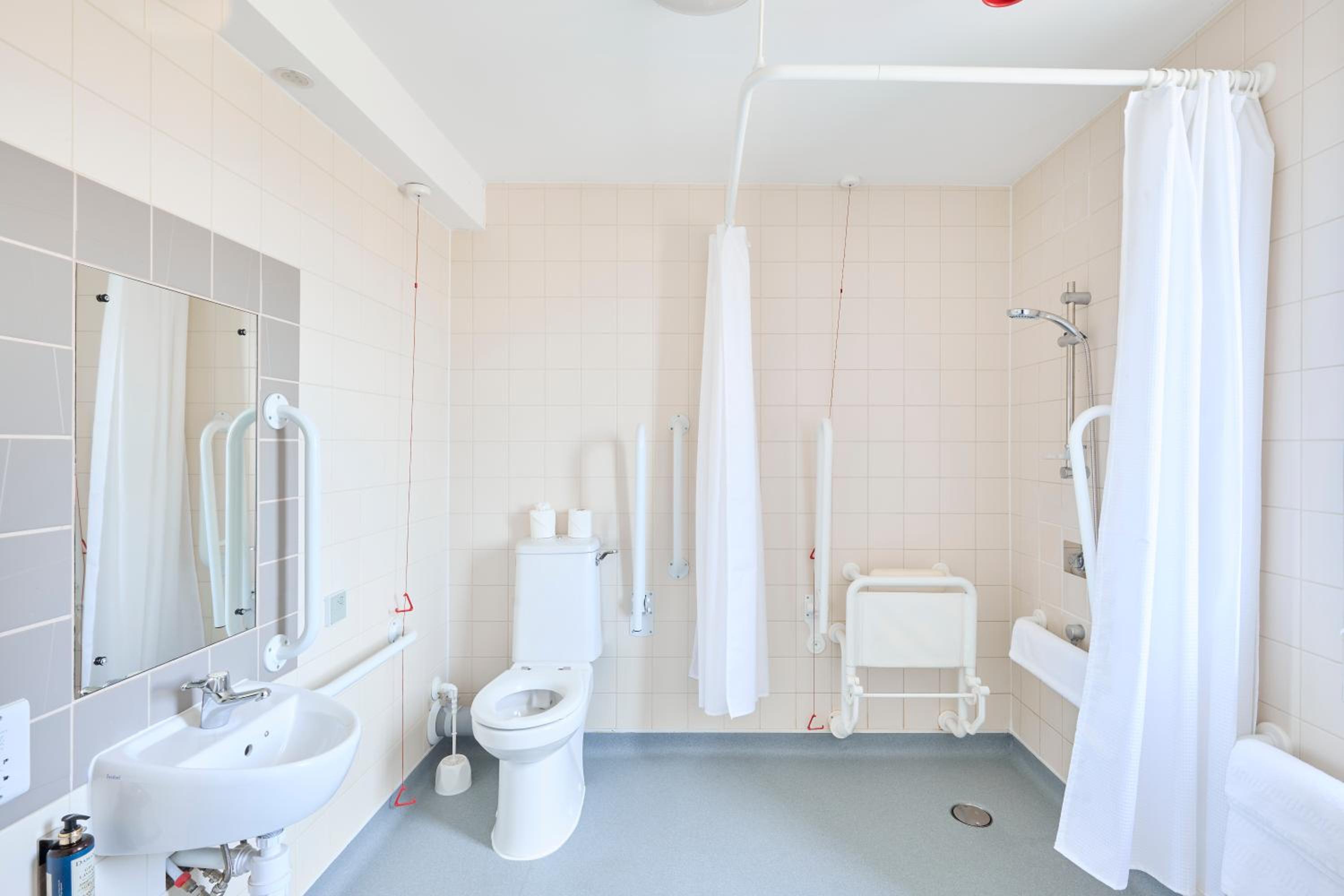 Double Room - Disability Access photo 3