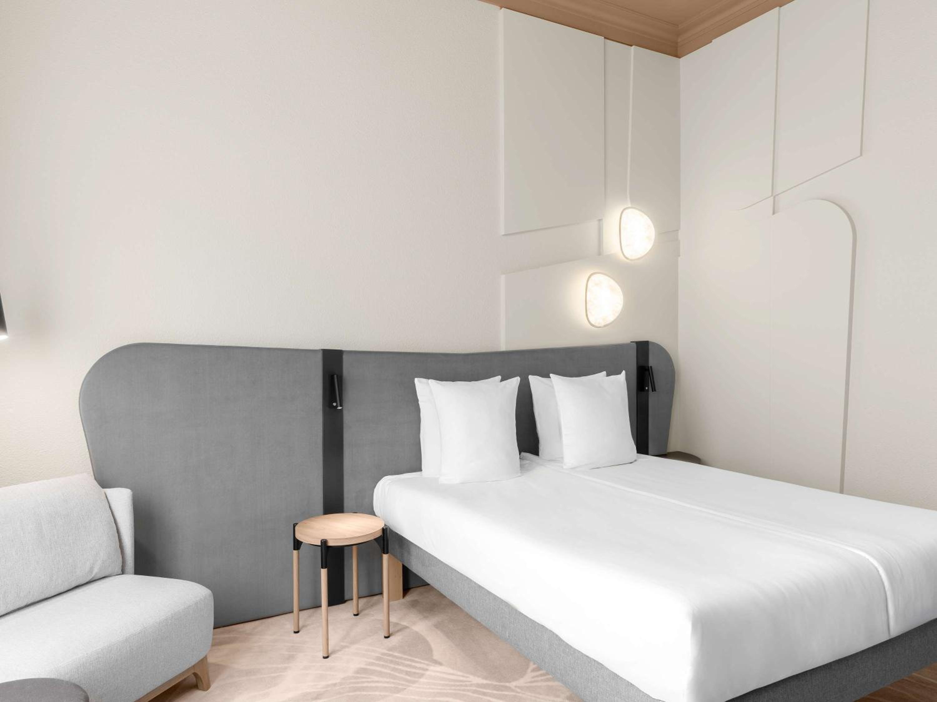 Executive Room With One Double Bed And Sofa thumbnail 5