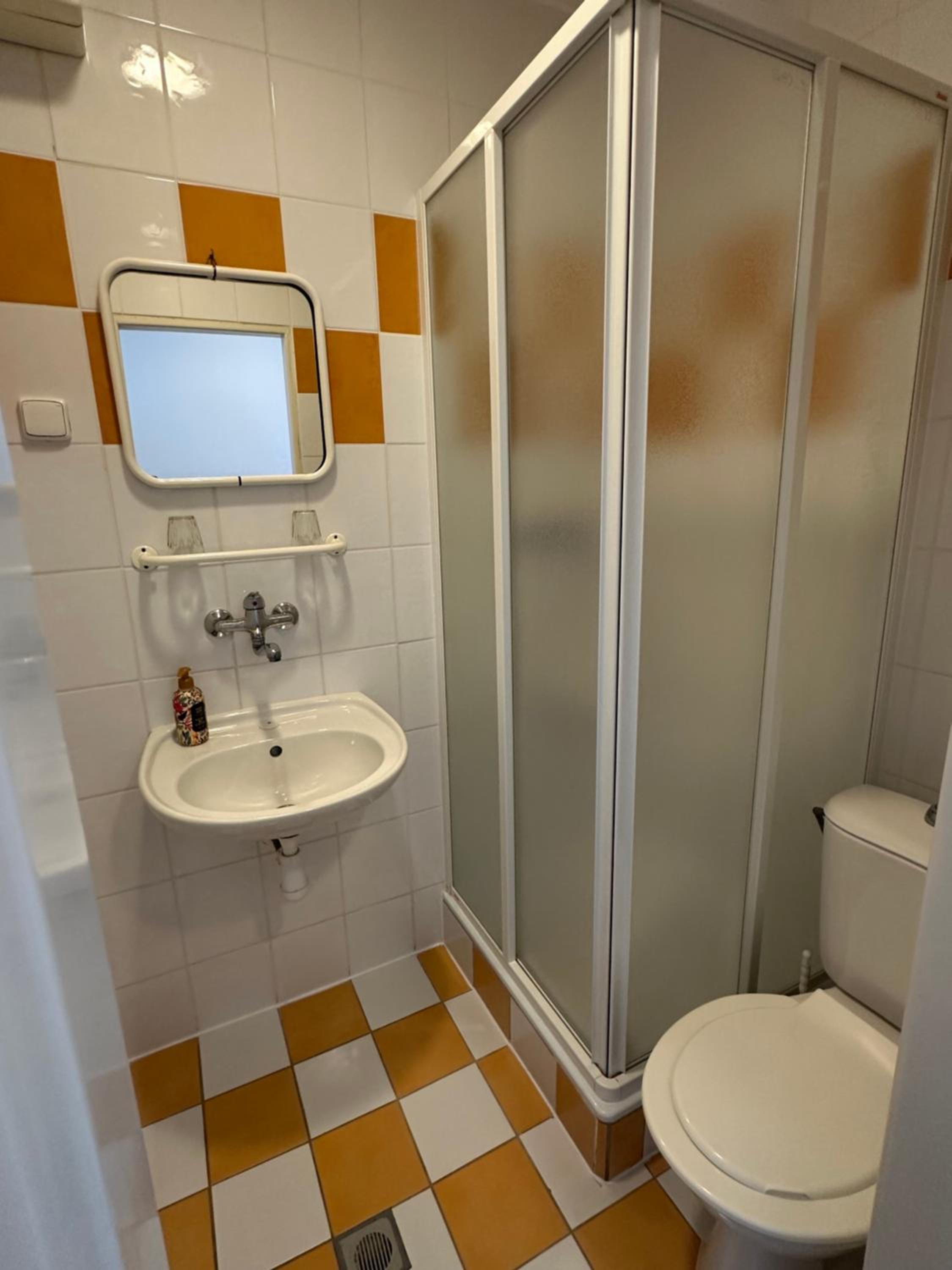 Standard Twin Room - Photo 7