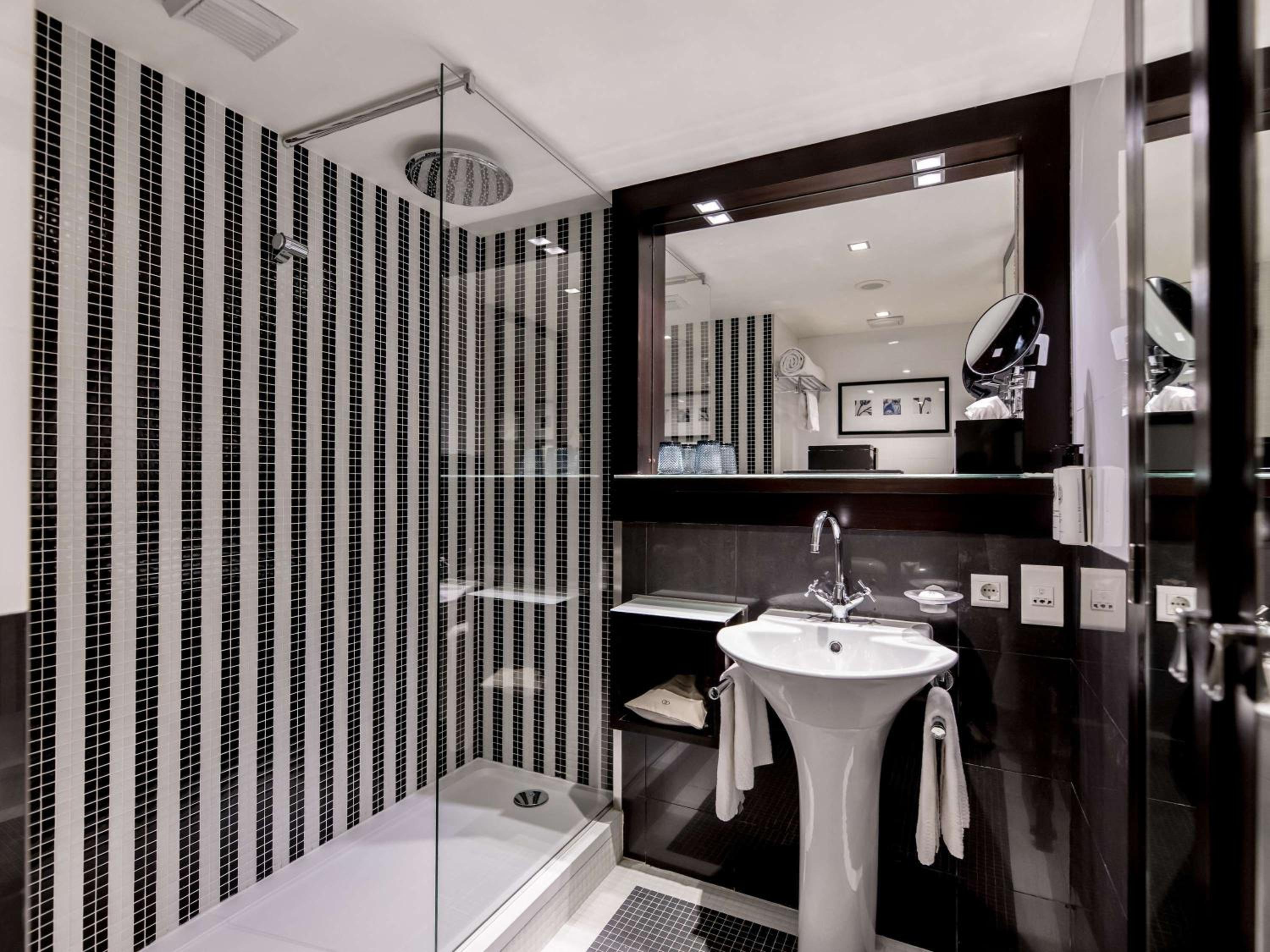 Luxury King Room - Photo 13
