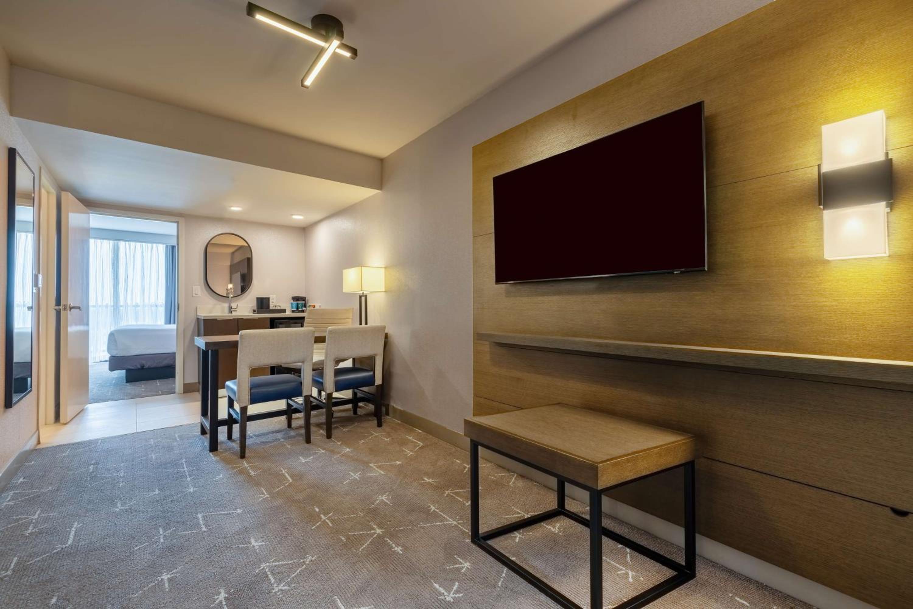 Two-Room King Suite - Non-Smoking - Photo 11