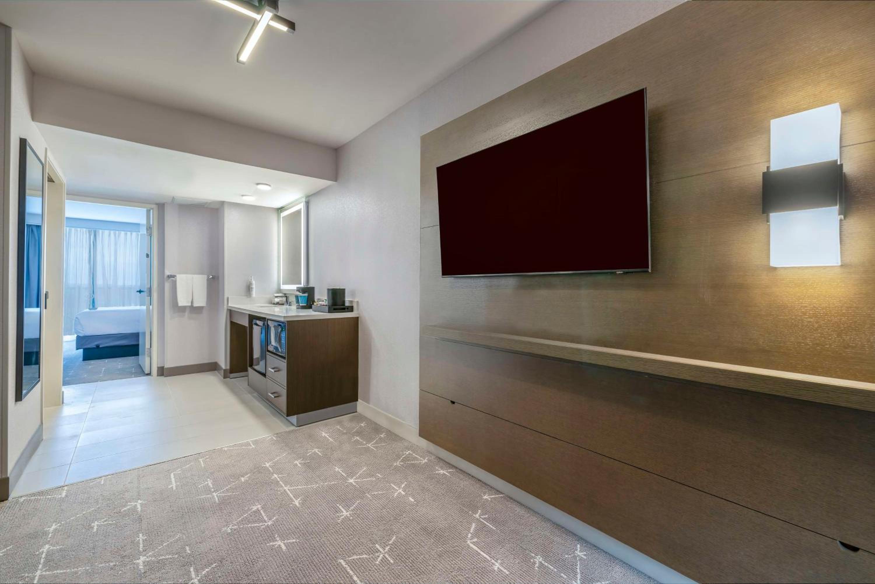 One-Bedroom King Suite - Hearing Access/Non-Smoking - Photo 1