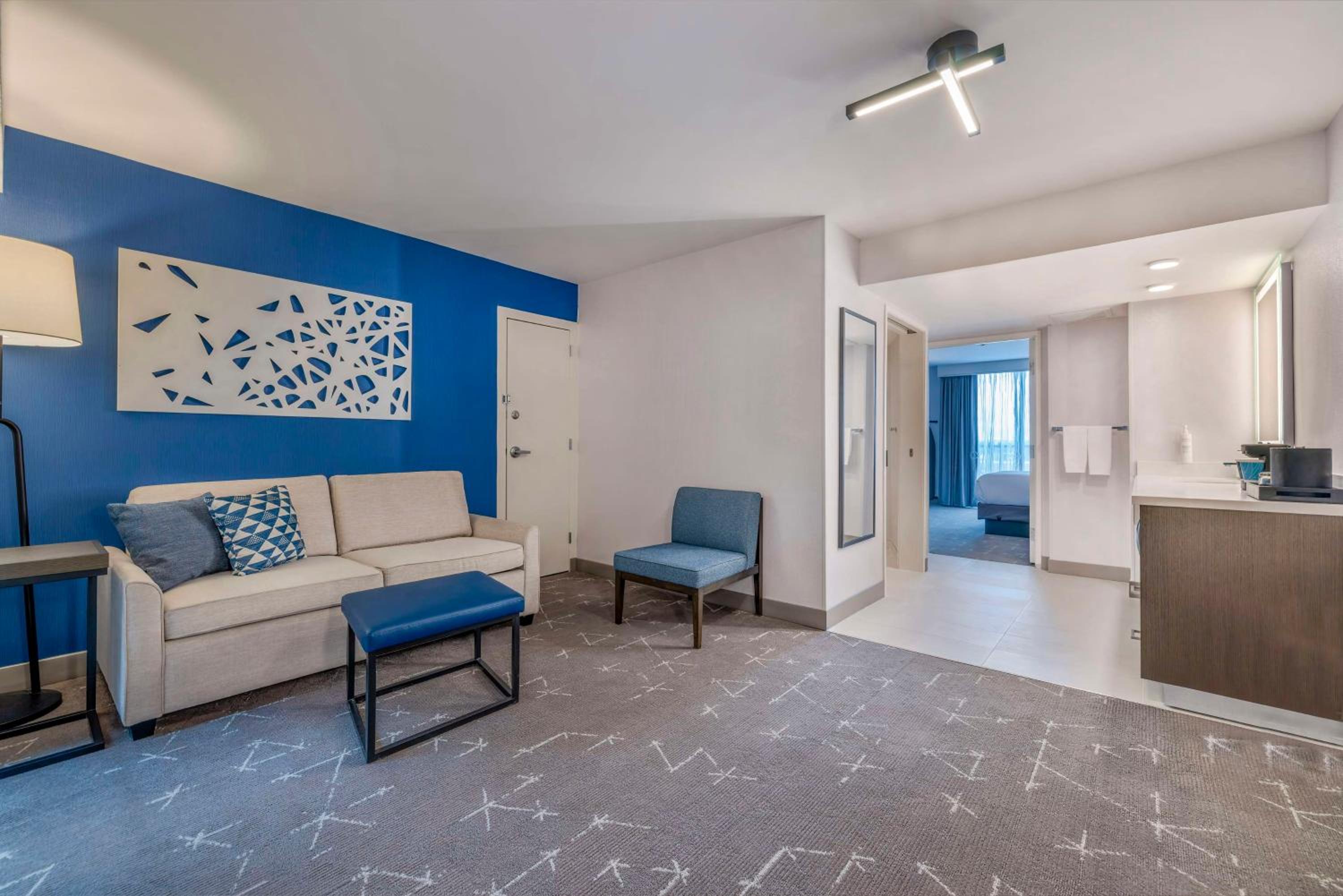 One-Bedroom King Suite - Hearing Access/Non-Smoking - Photo 2