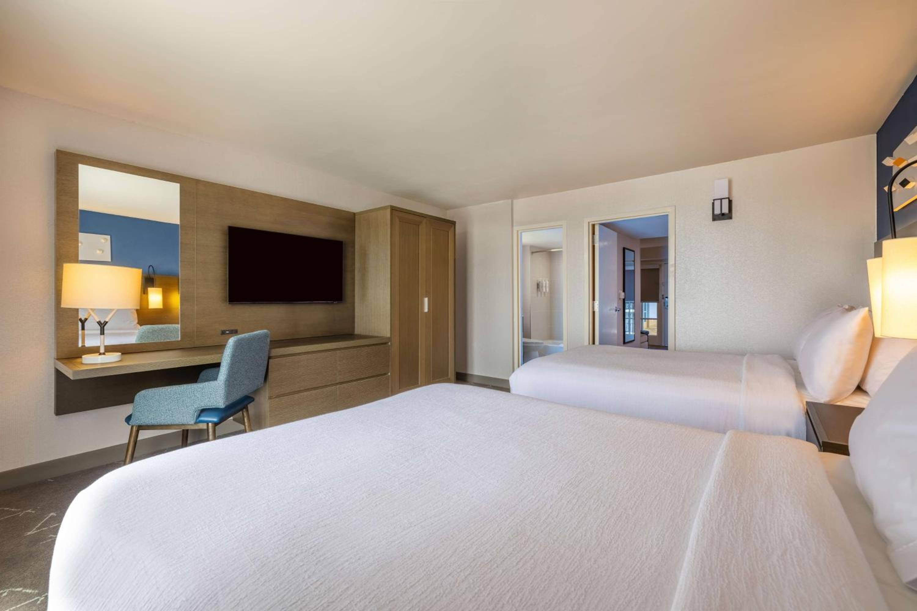 Suite with Two Double Beds - Non-Smoking - Photo 5
