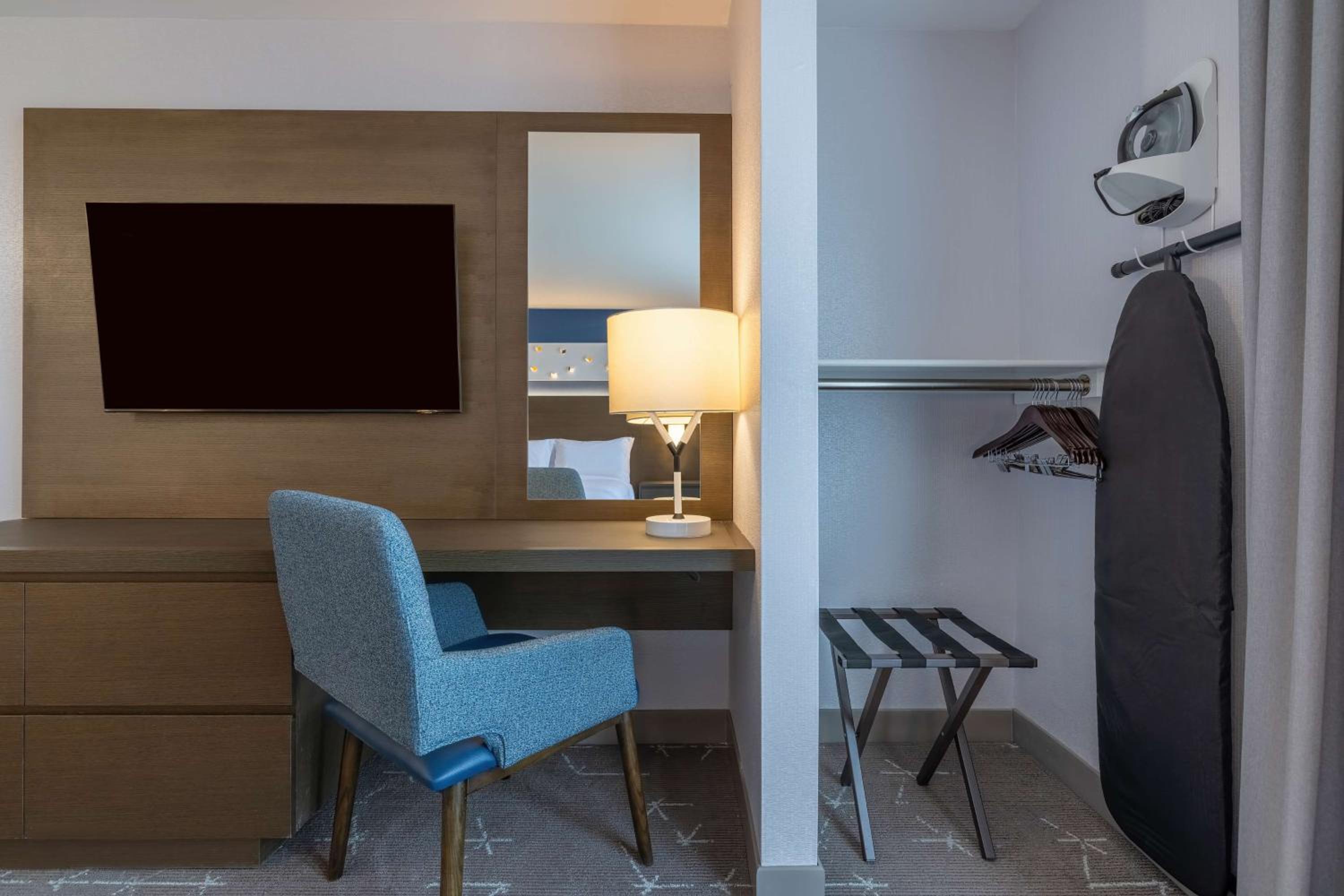 One-Bedroom King Suite with Roll-In Shower - Mobility Access/Non-Smoking - Photo 1