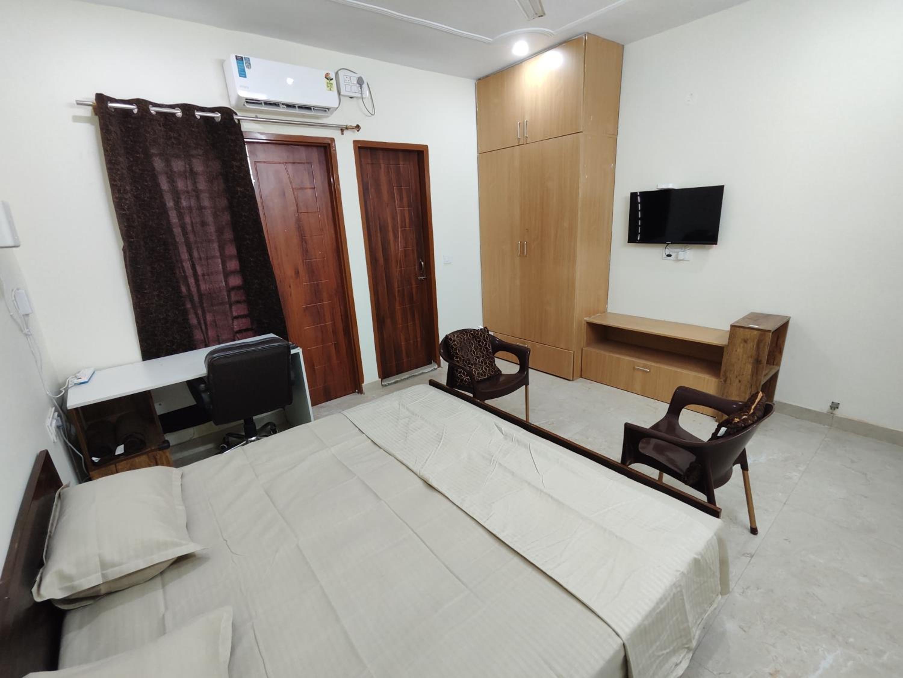 One-Bedroom Apartment photo 1