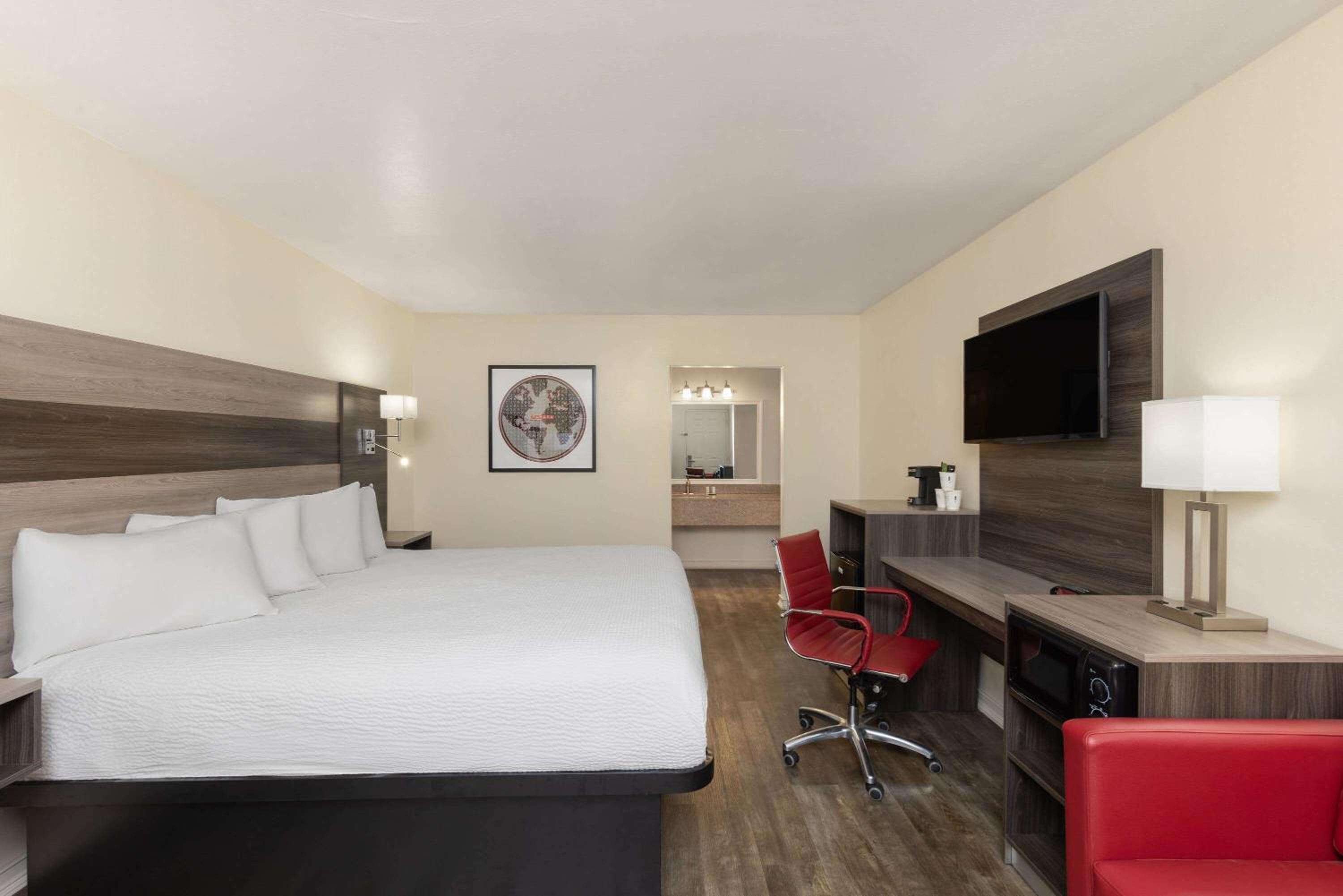 Queen Room with Two Queen Beds - Non-Smoking - Photo 1