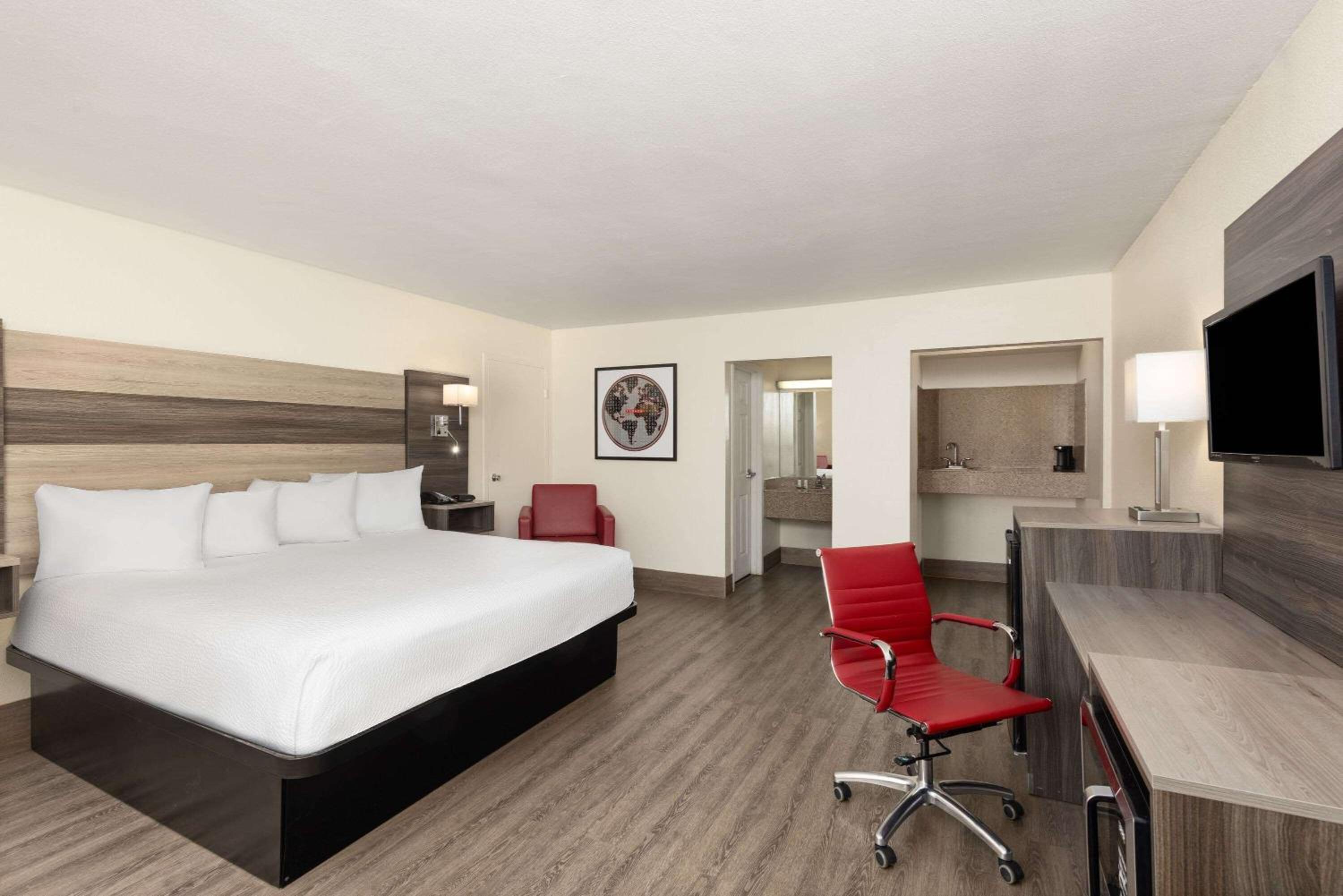 1 King Bed, Deluxe Room, Non-Smoking - Photo 1