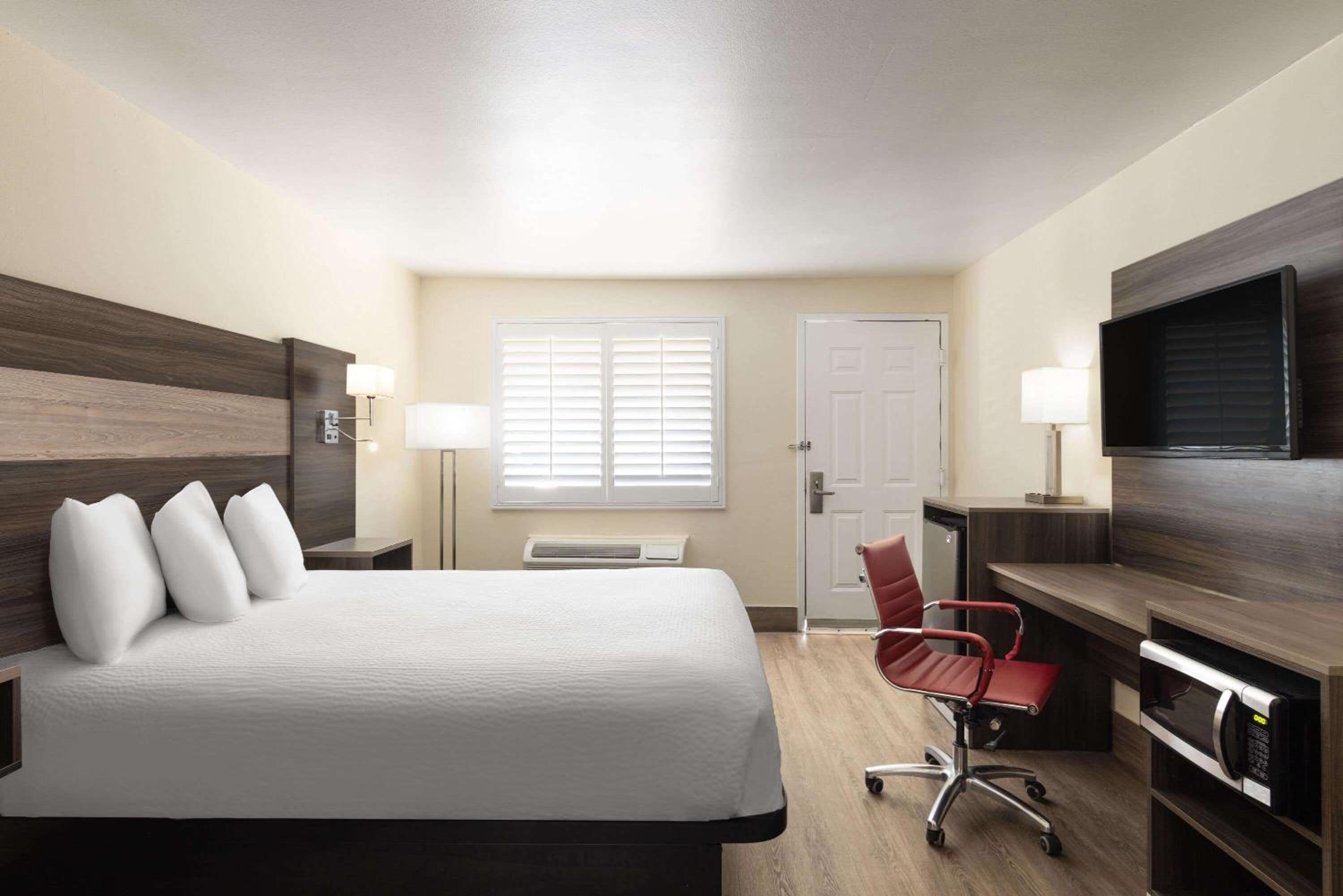 Queen Room - Mobility Access/Non-Smoking - Photo 1