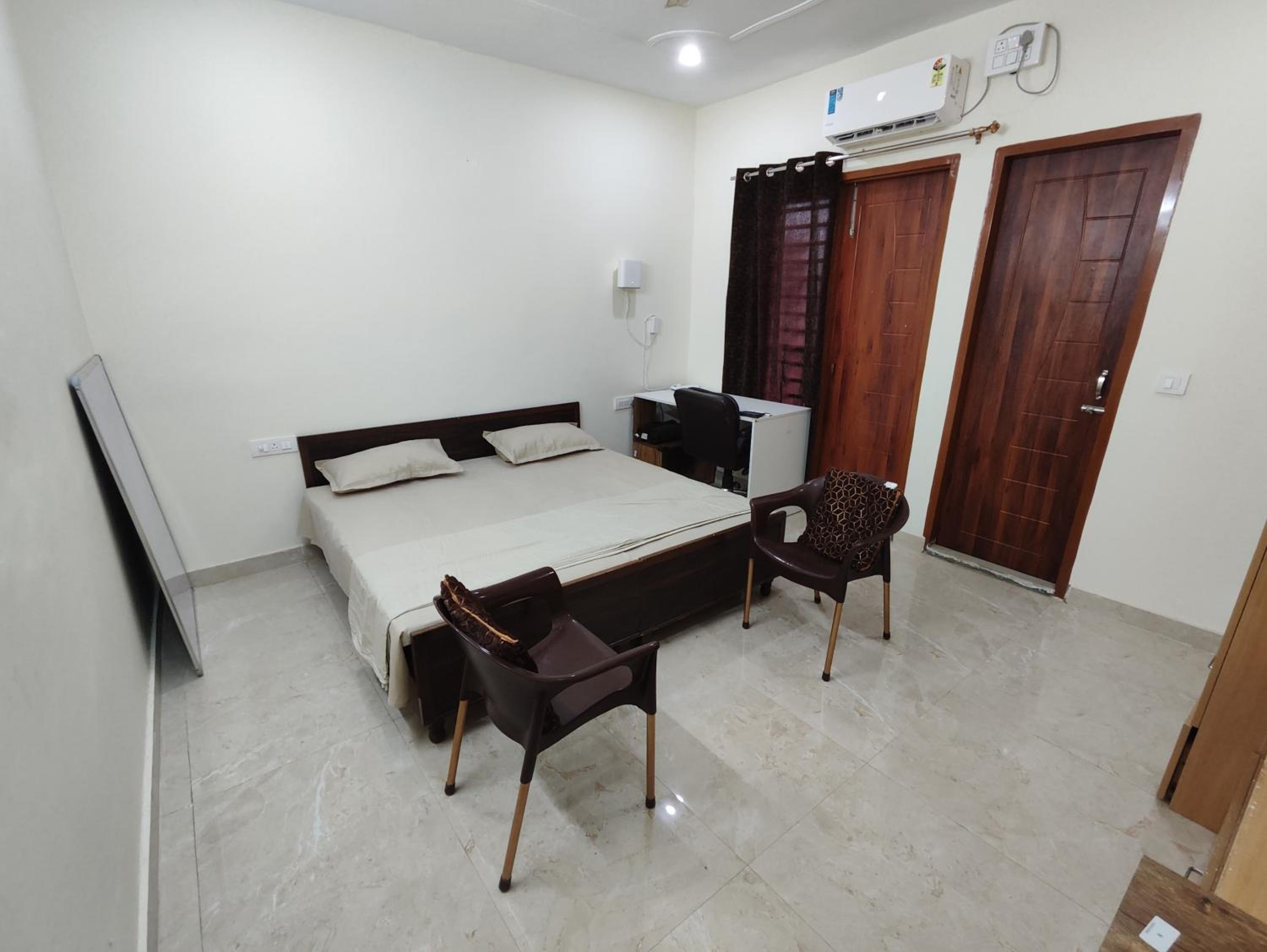 One-Bedroom Apartment photo 2