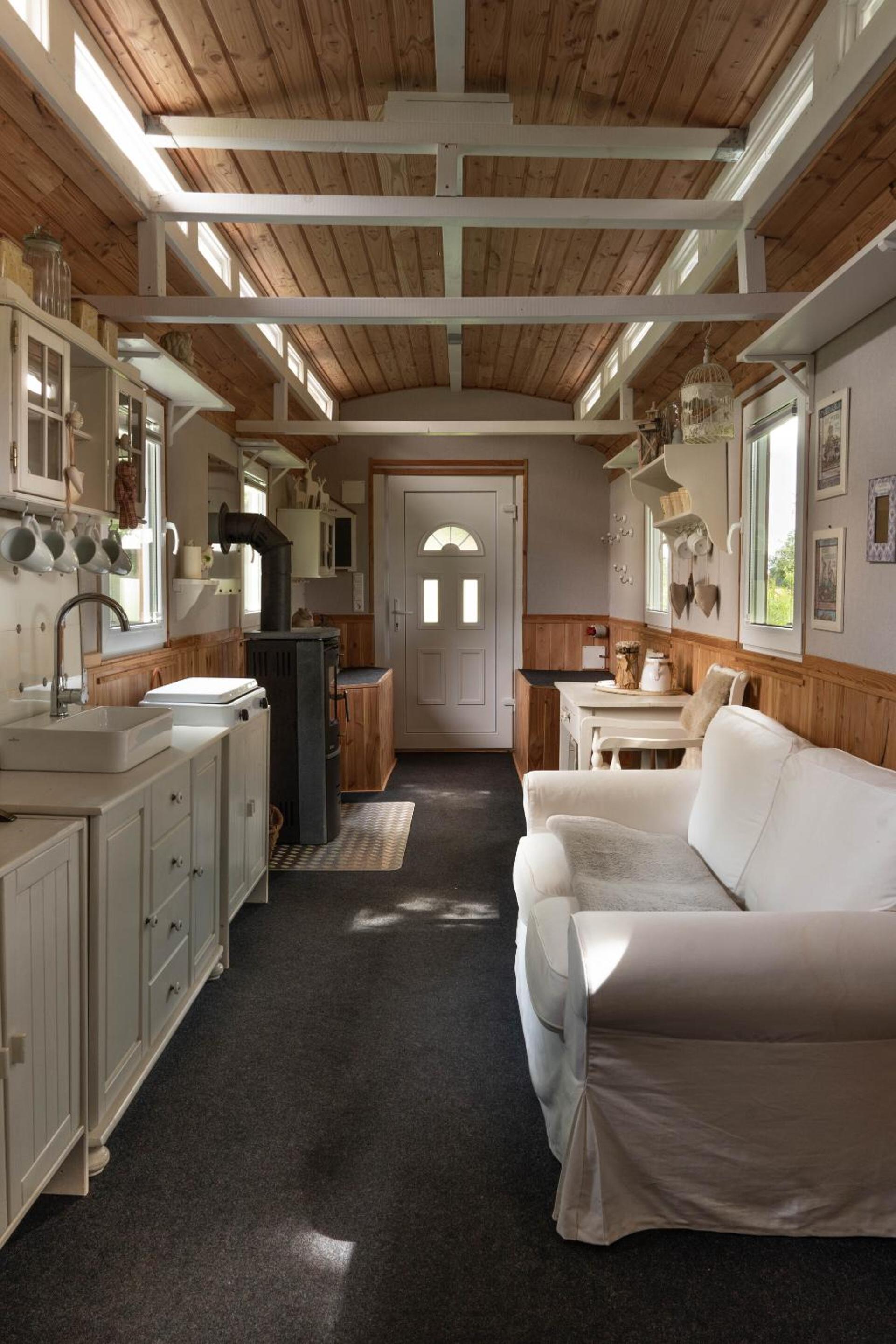 Mobile Home - Photo 3