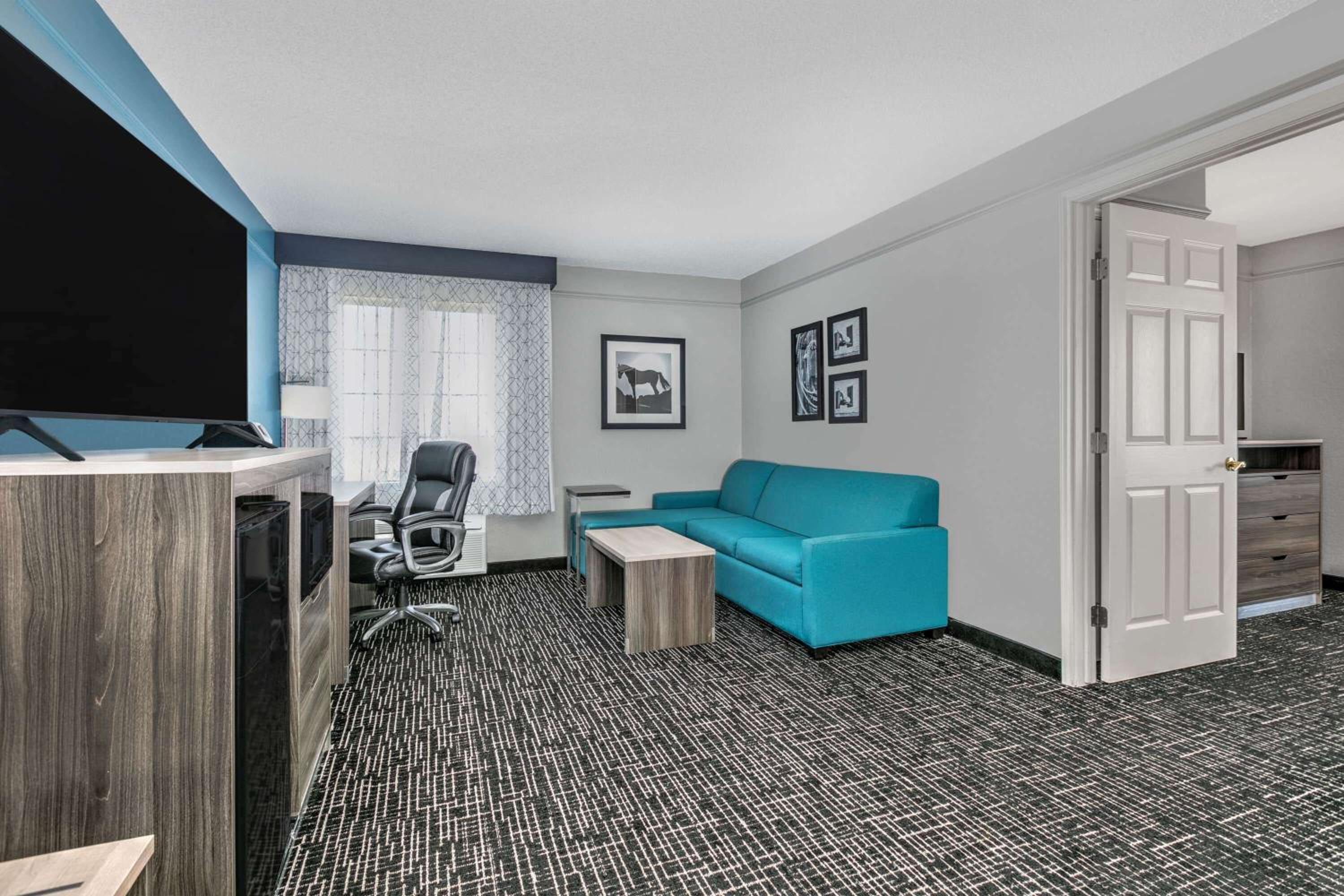 Deluxe King Suite with Mobility/Hearing Impaired Access - Non-Smoking photo 1