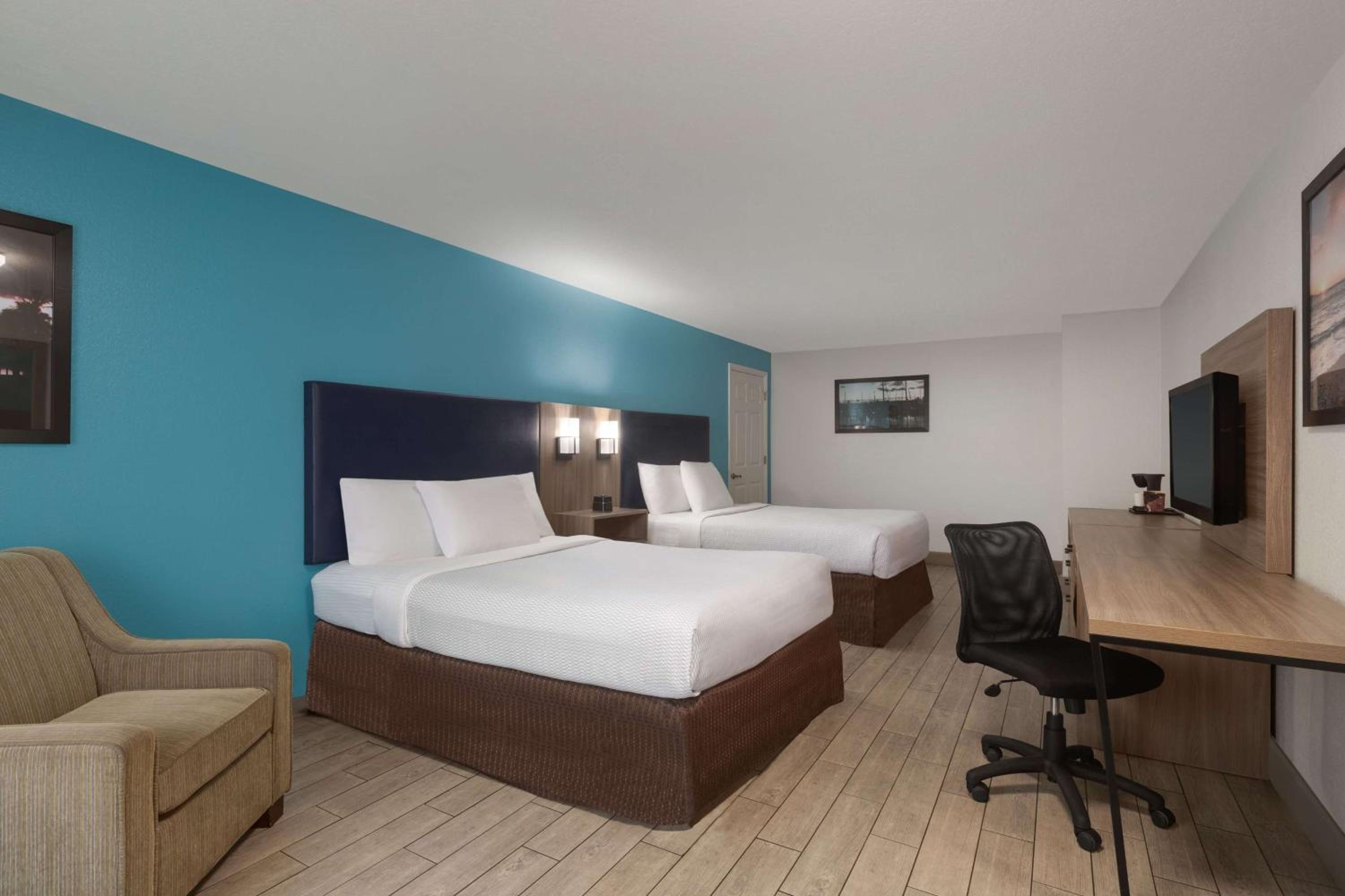 Queen Room with Two Queen Beds and City View - Non-Smoking - Photo 1