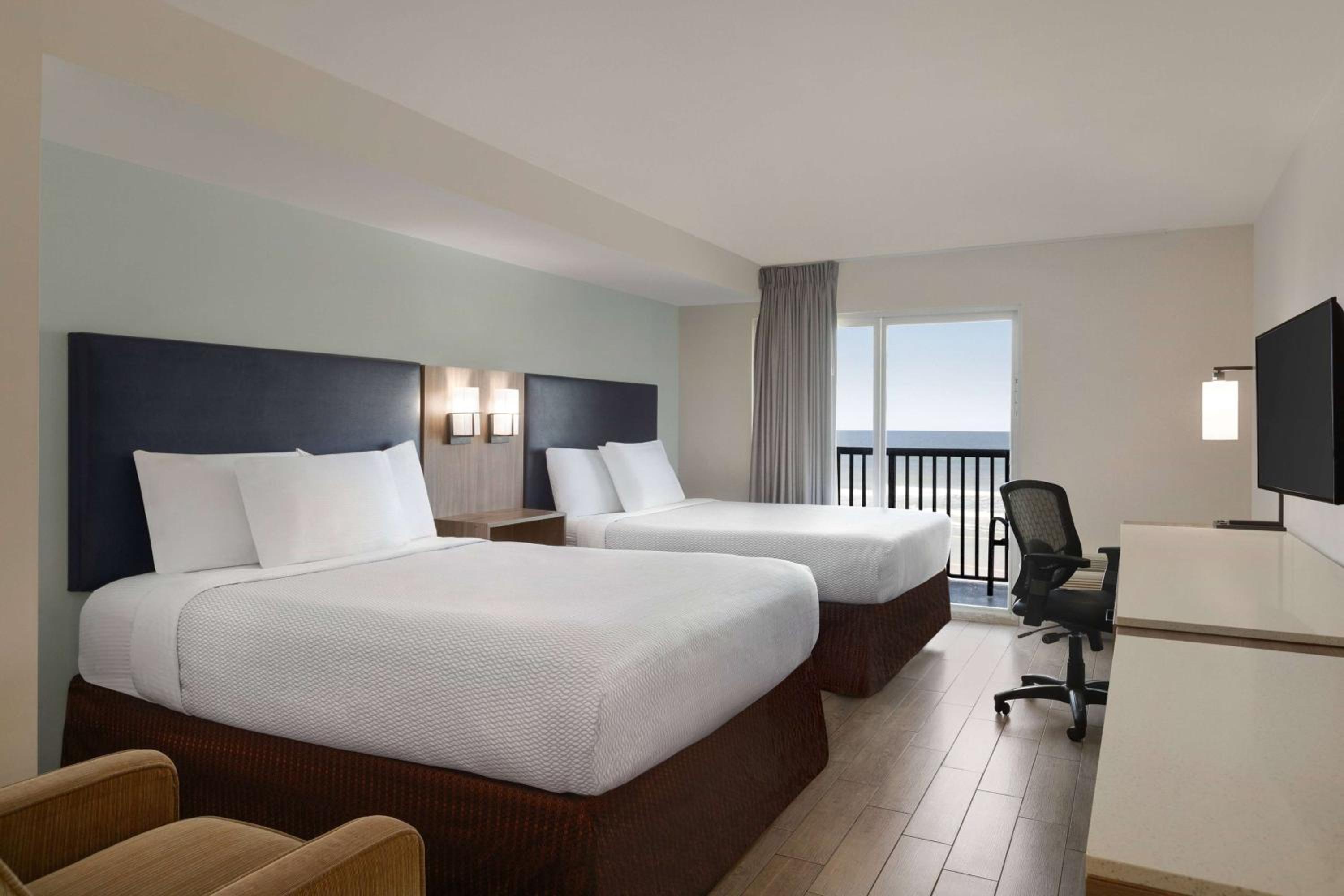 Oceanfront Queen Room with Two Queen Beds - Non-Smoking - Photo 12