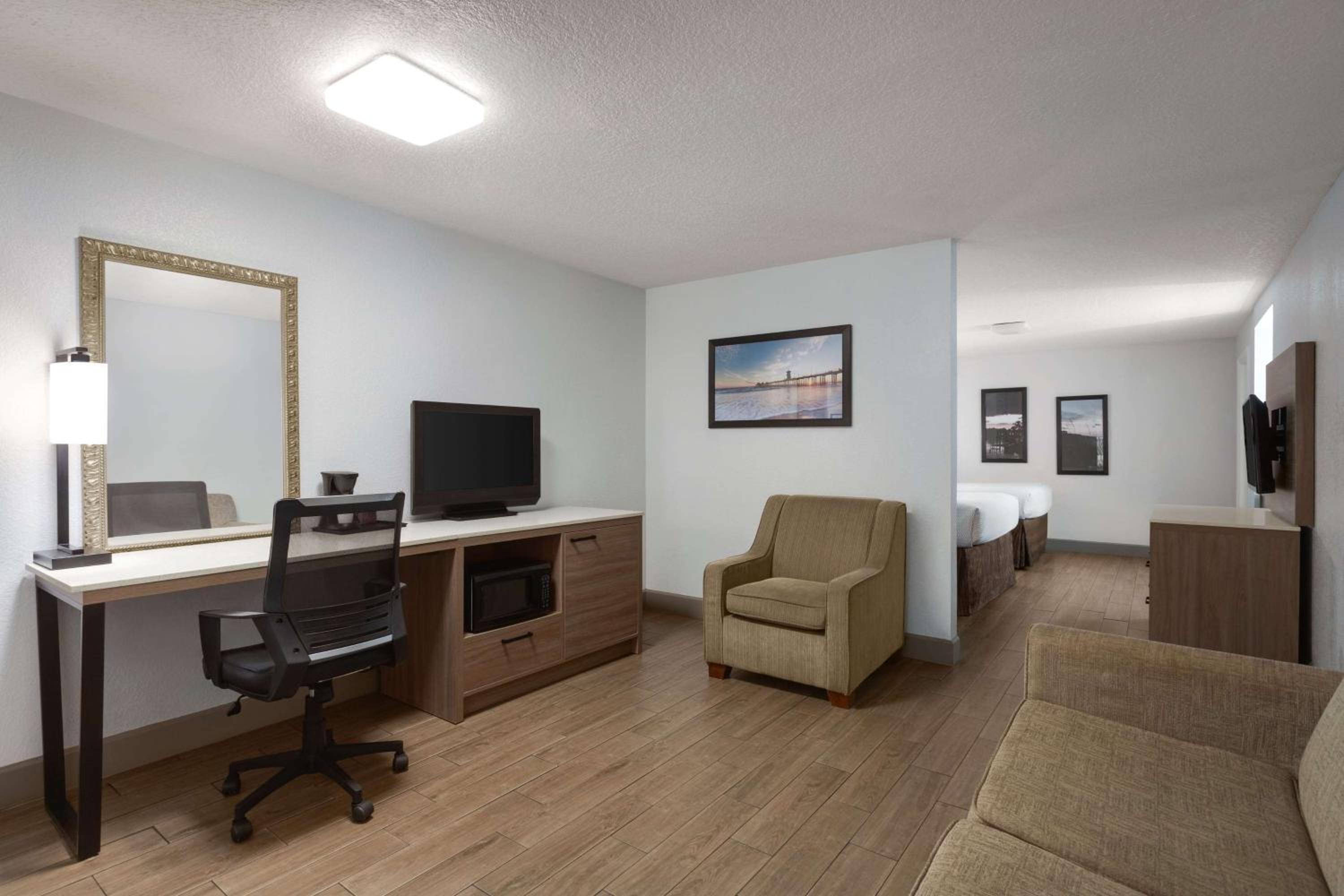 Queen Suite with Sofa and City View - Non-Smoking - Photo 1