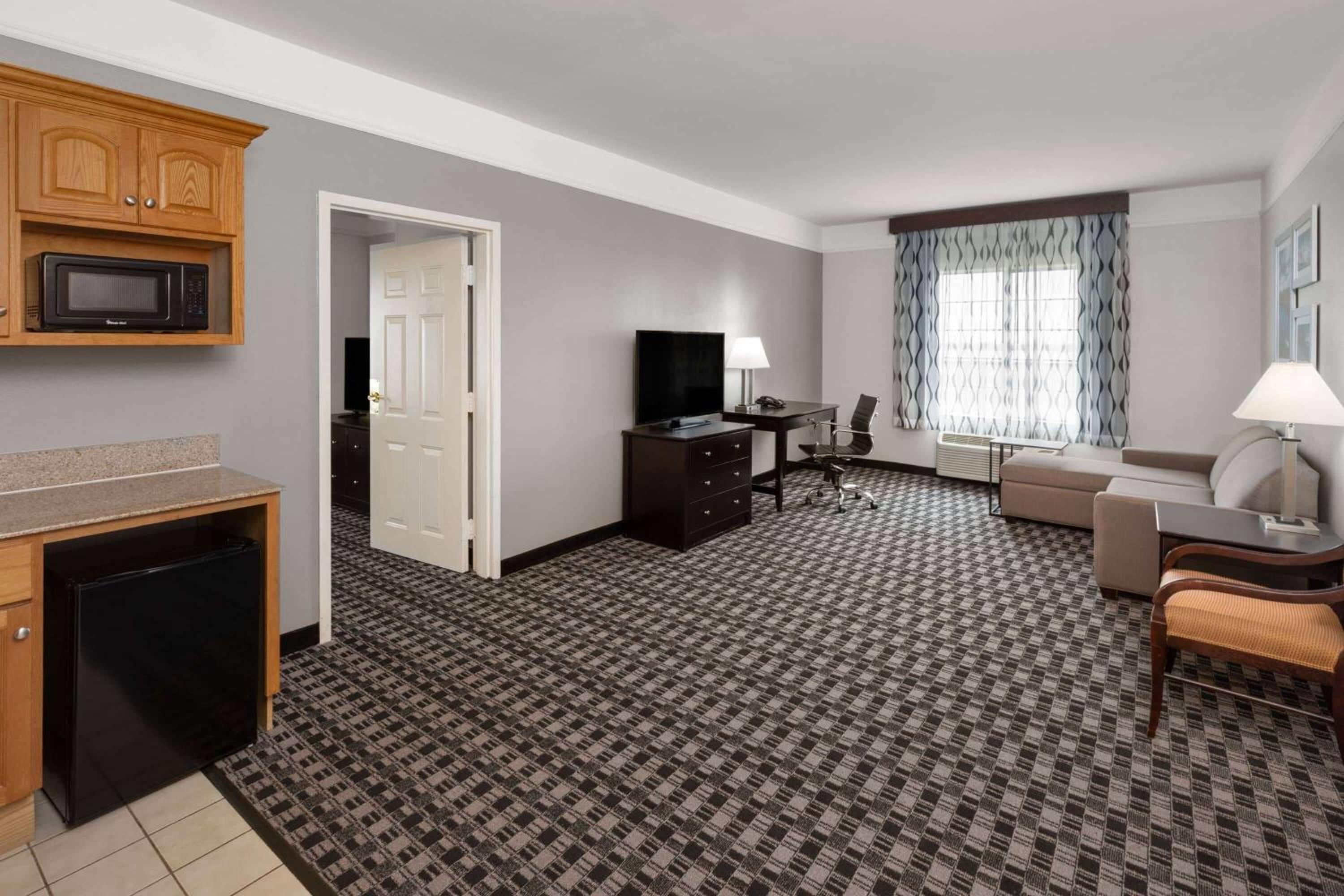 King Suite - Non-Smoking - Photo 1