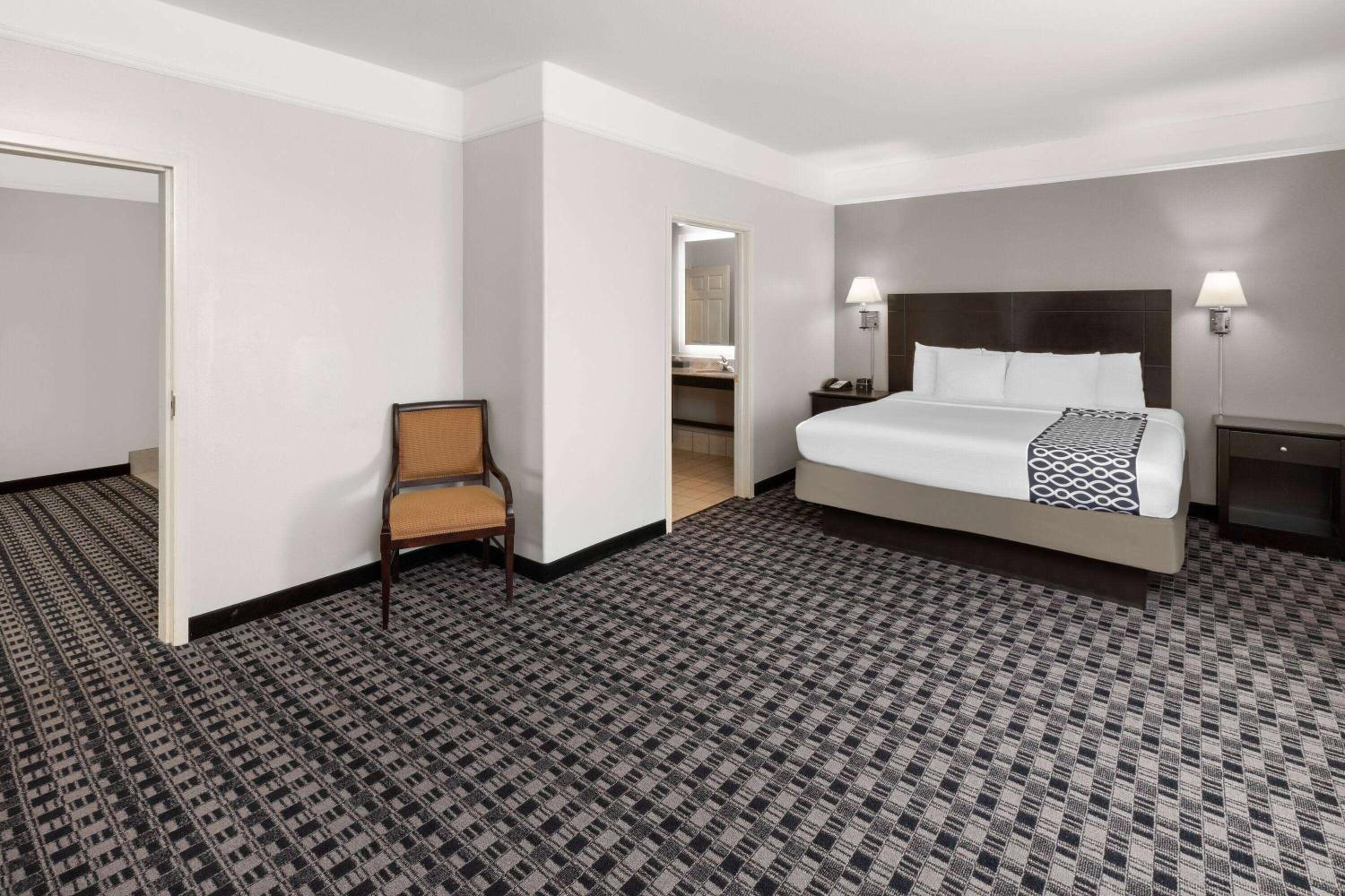 King Suite - Non-Smoking - Photo 2