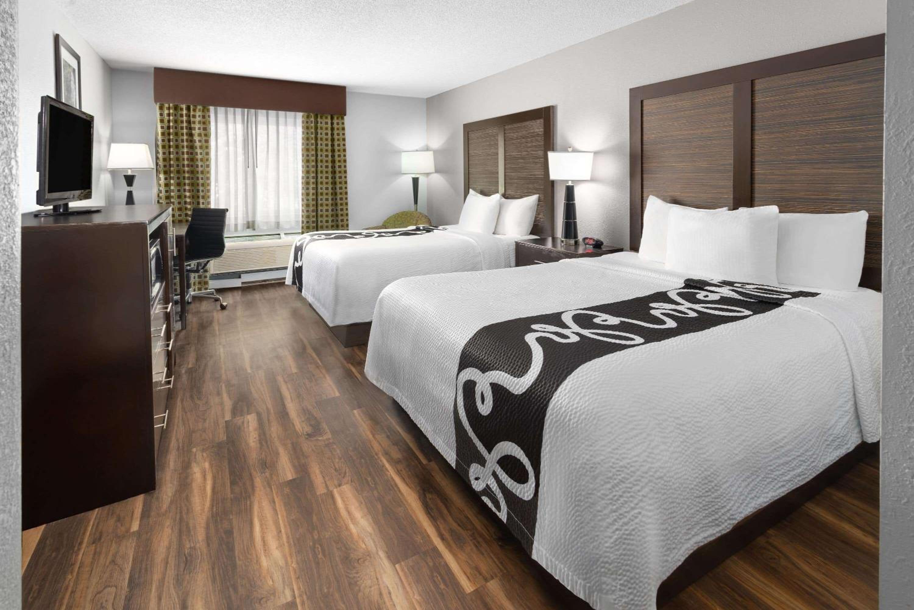 Queen Room with Two Queen Beds - Non-Smoking - Photo 6