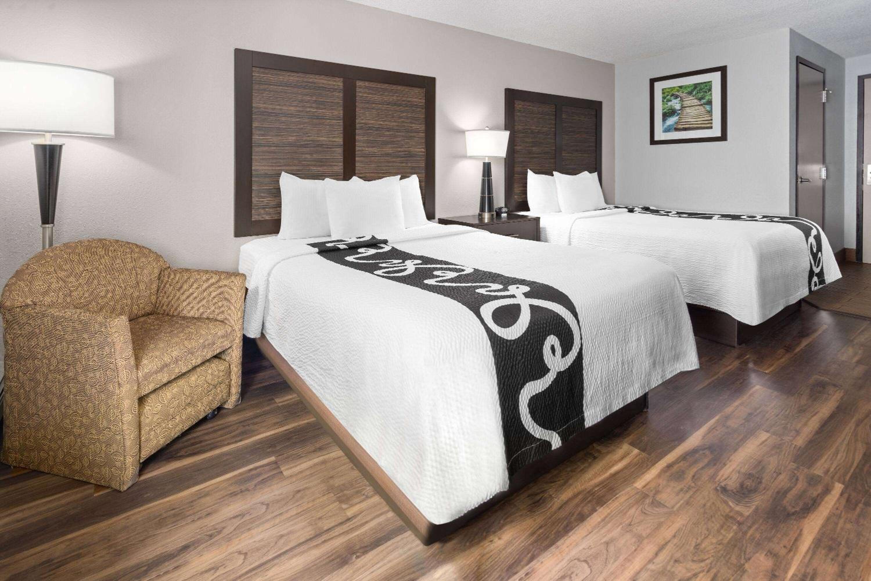 Queen Room with Two Queen Beds - Non-Smoking - Photo 1