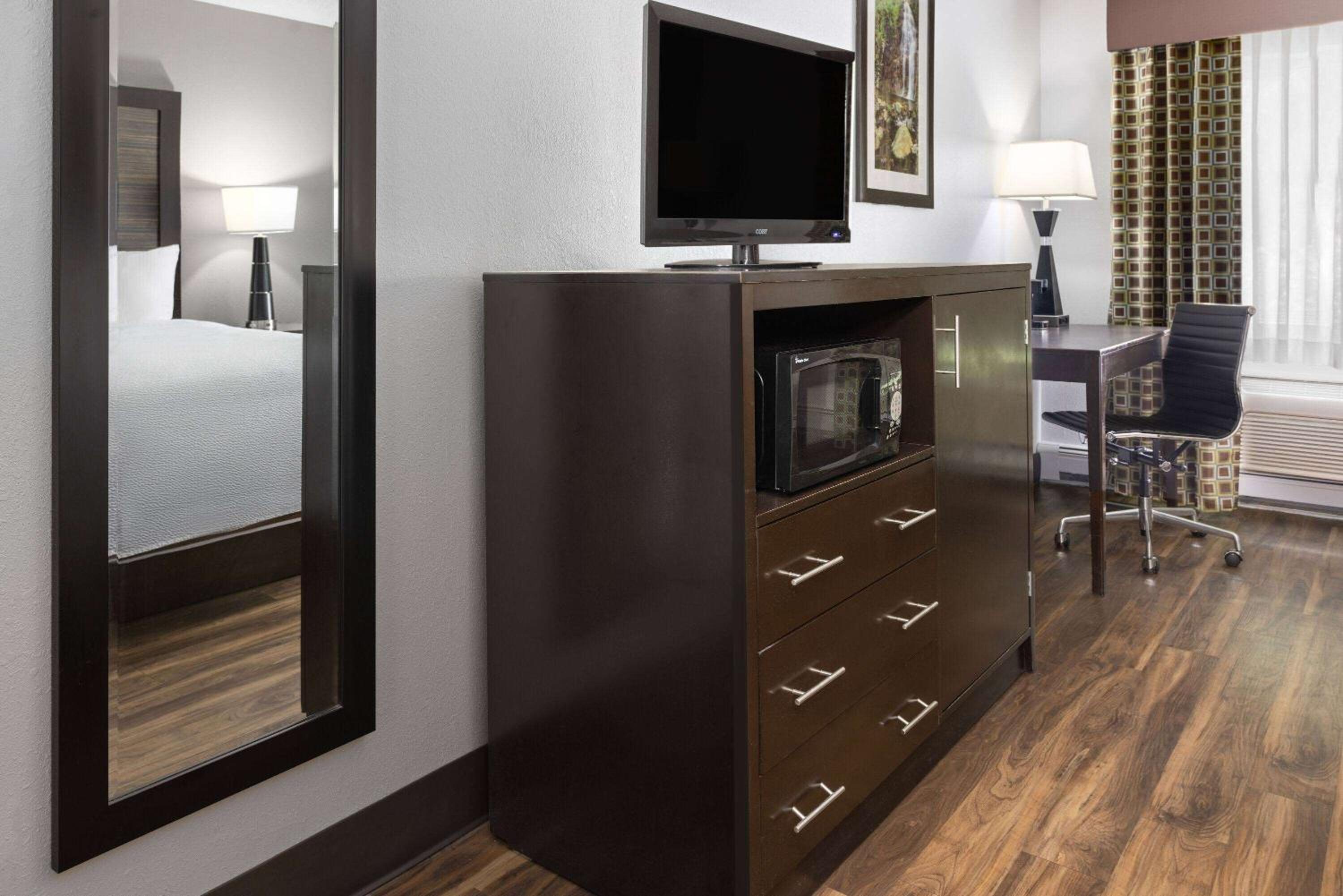 Queen Room with Two Queen Beds - Non-Smoking - Photo 2