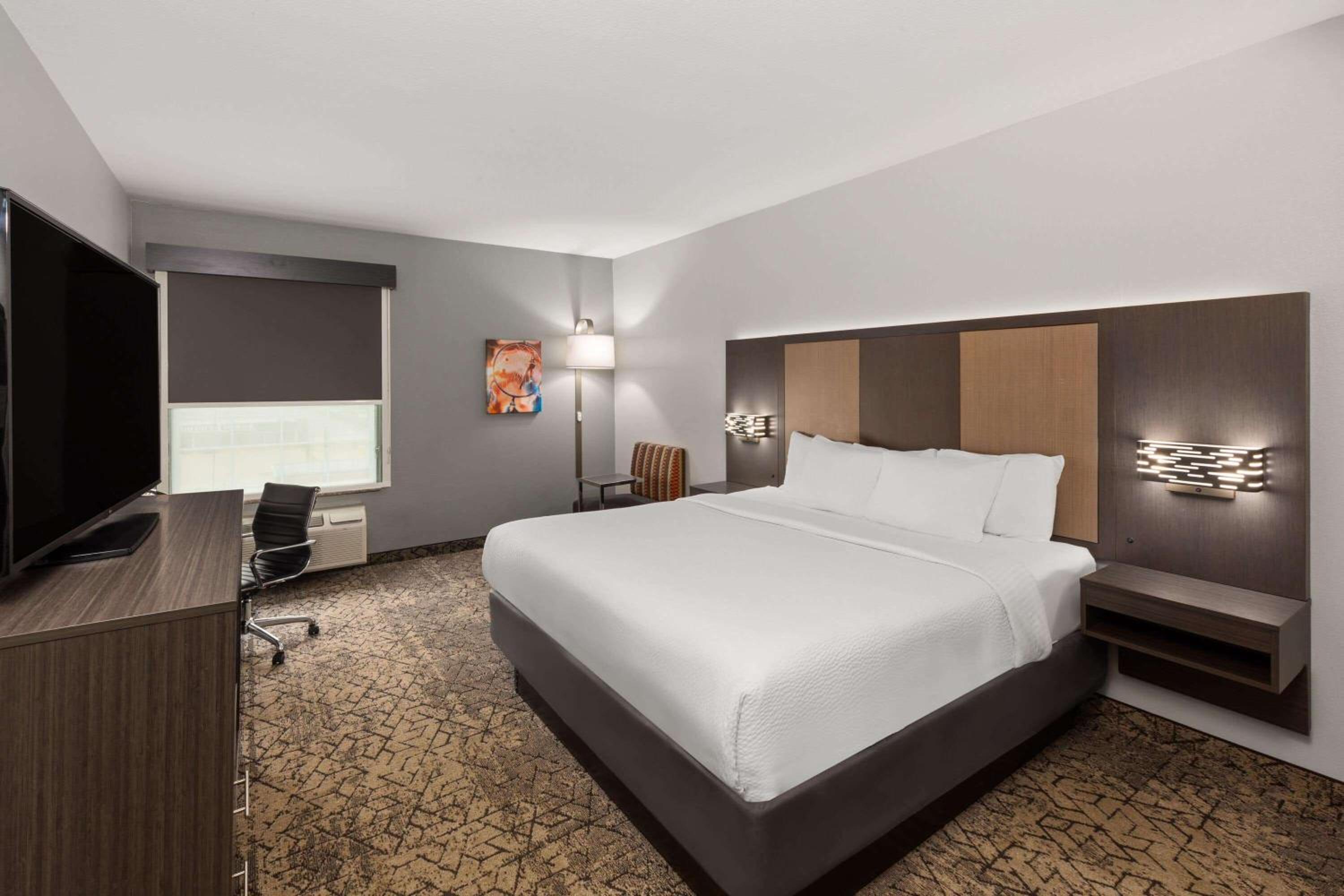 Deluxe King Room - Photo 1