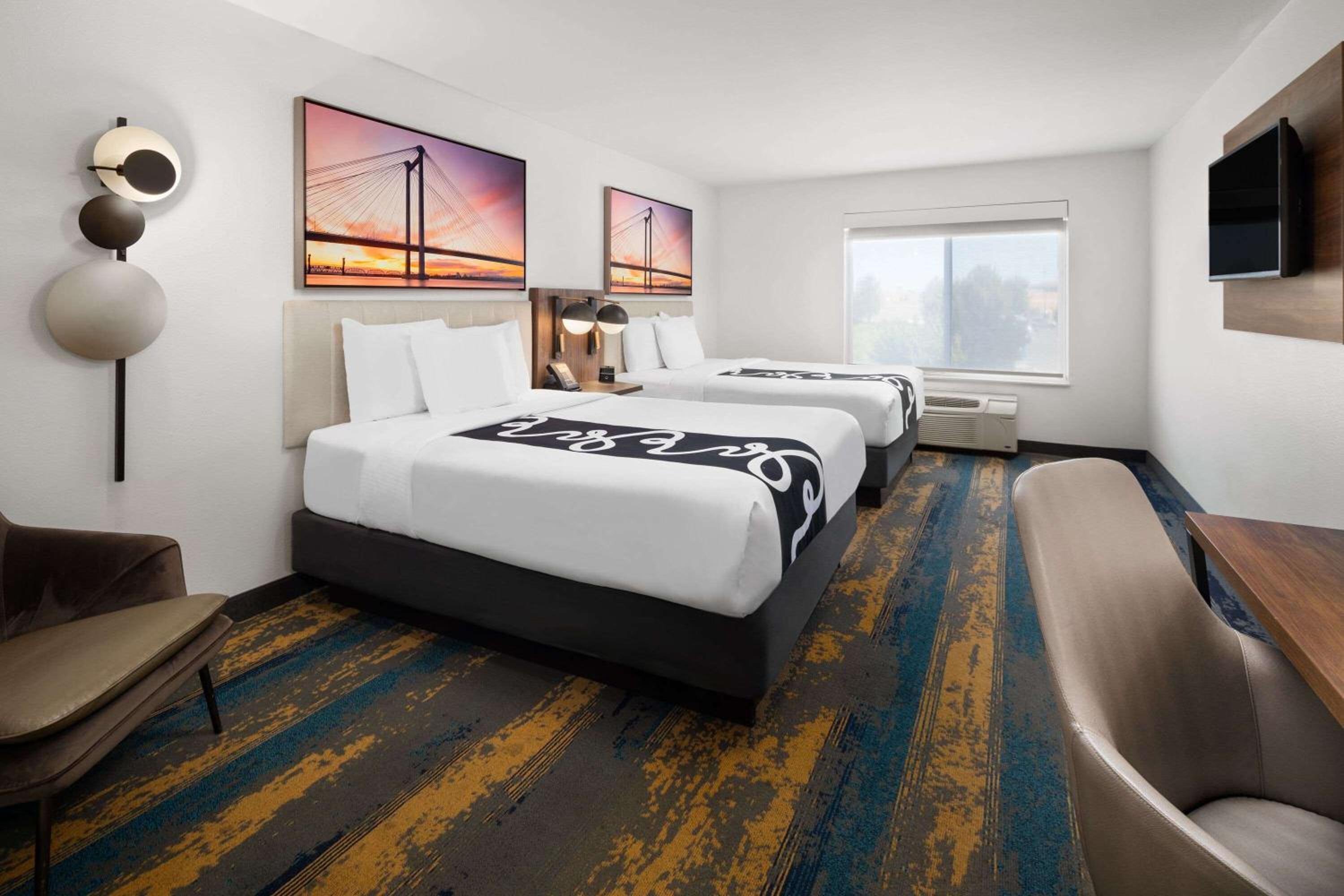 Deluxe Queen Room with Two Queen Beds - Photo 6