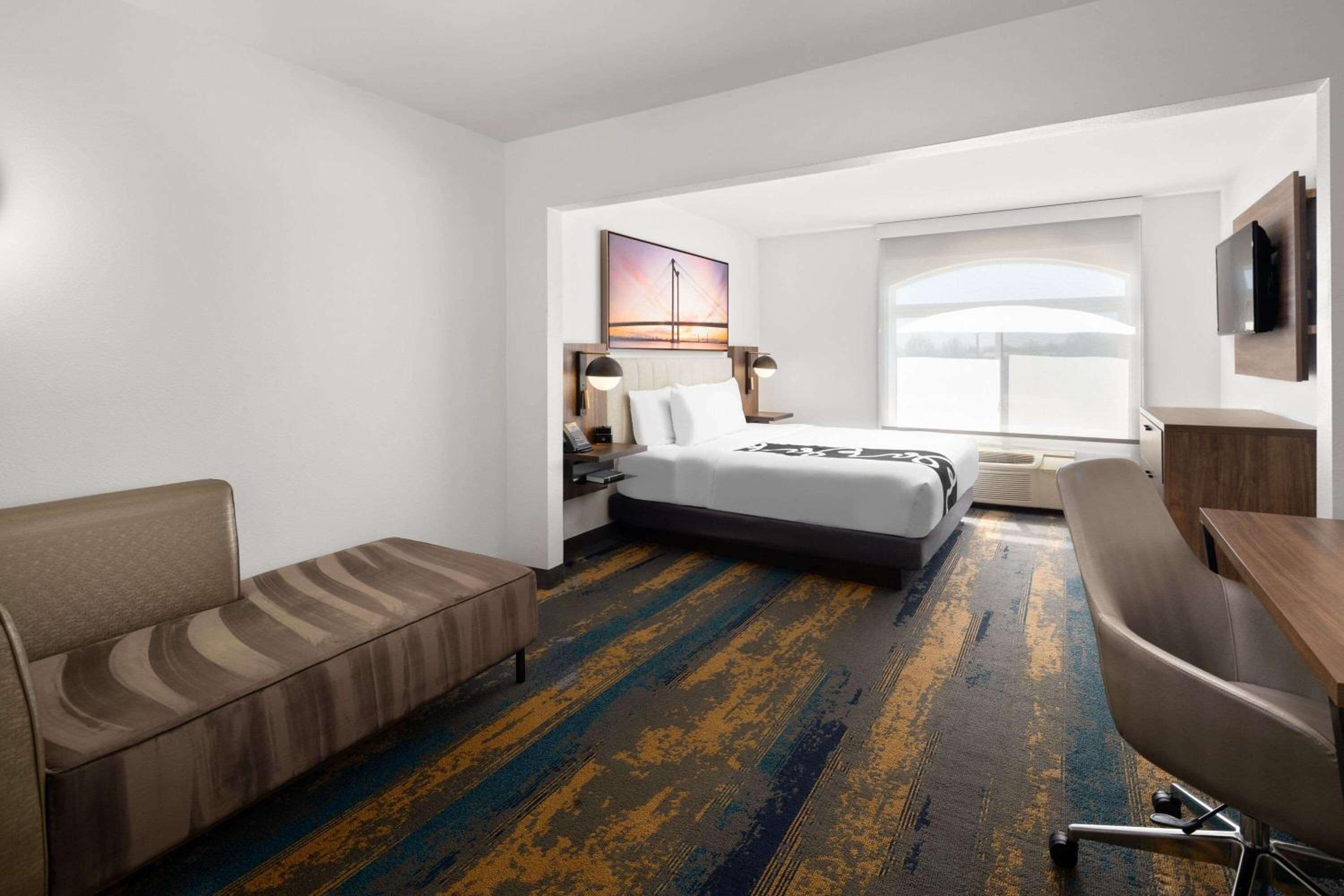 Deluxe King Room - Photo 7