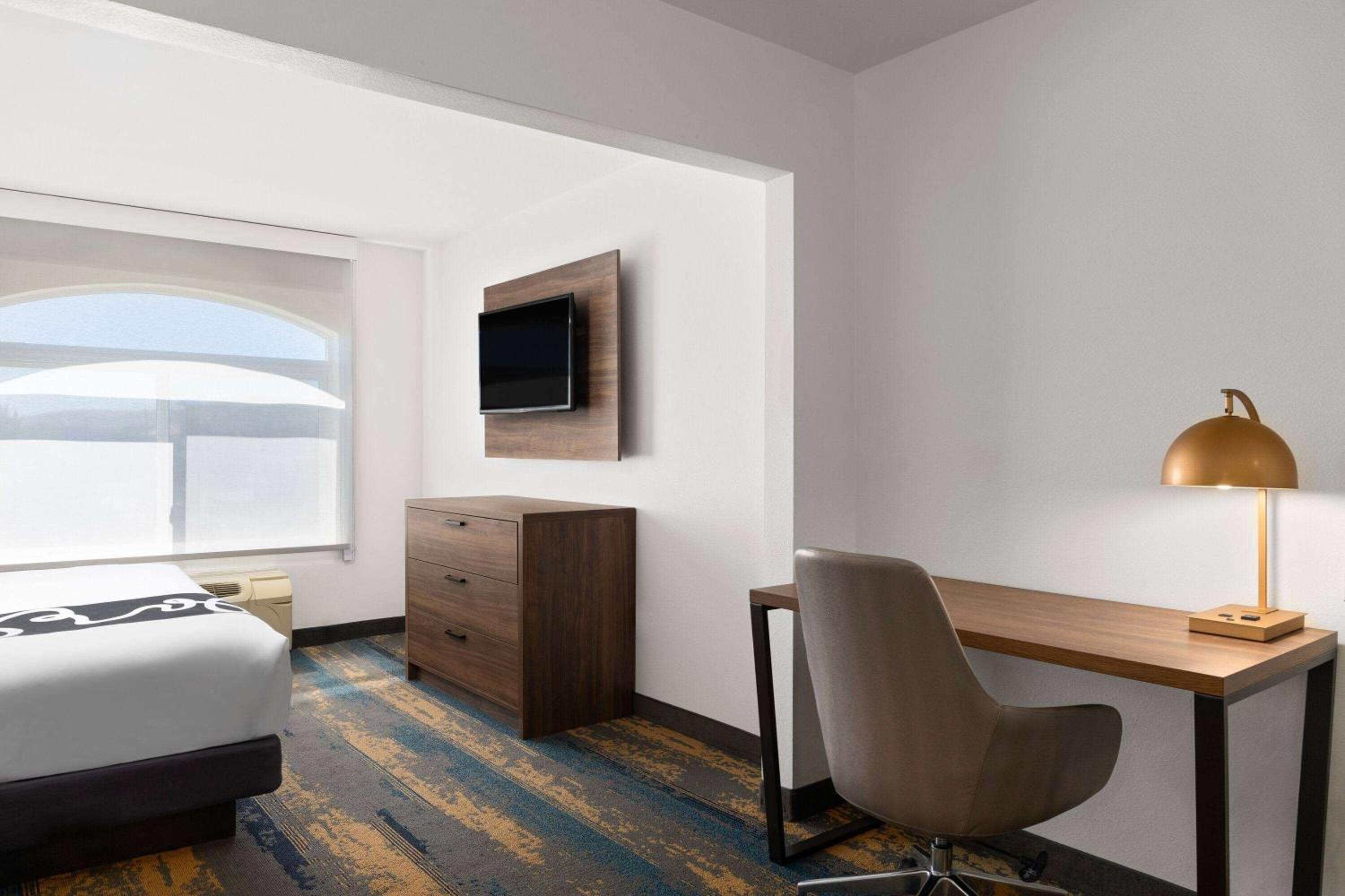 Deluxe King Room - Photo 3
