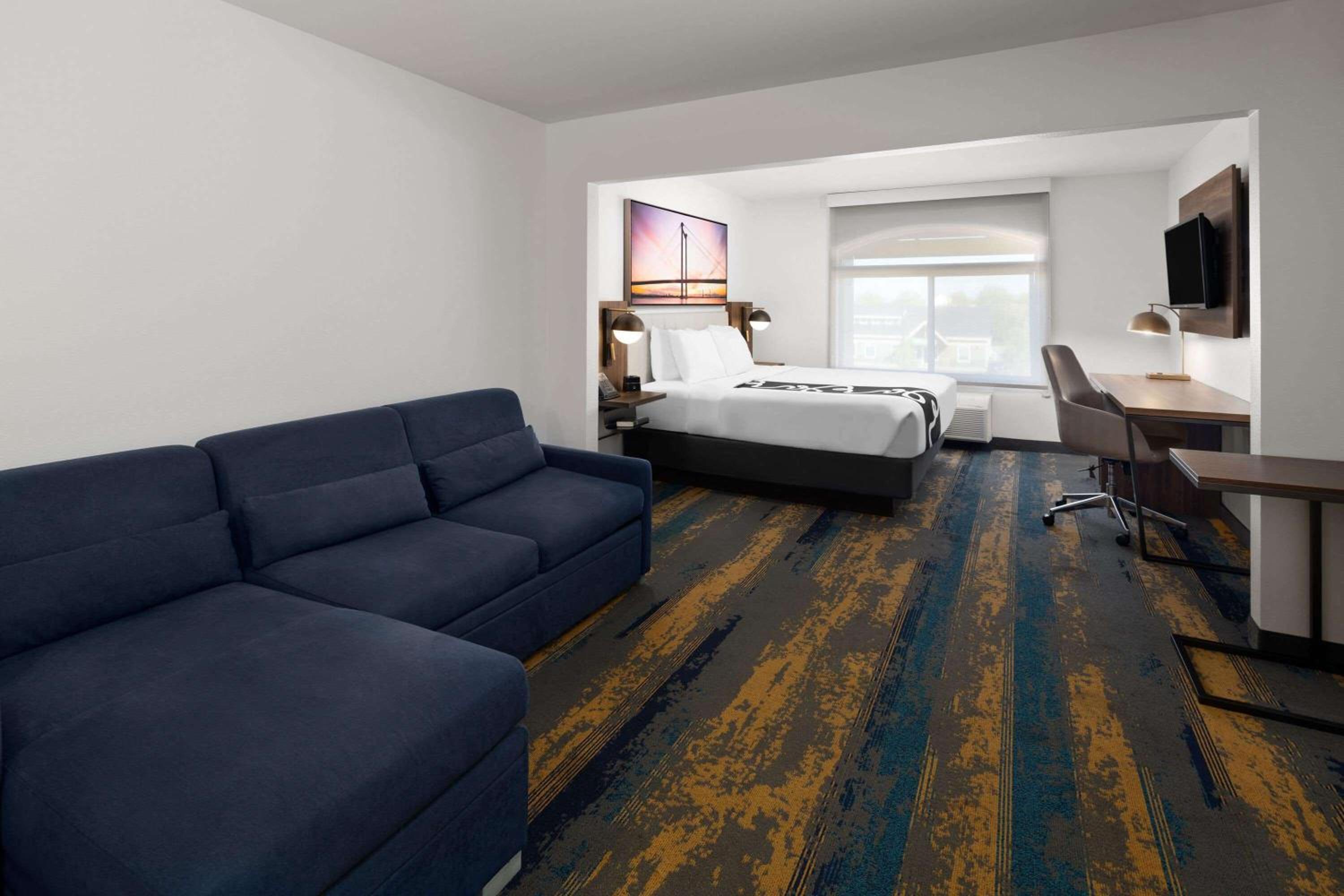 Deluxe King Room - Non-Smoking - Photo 5