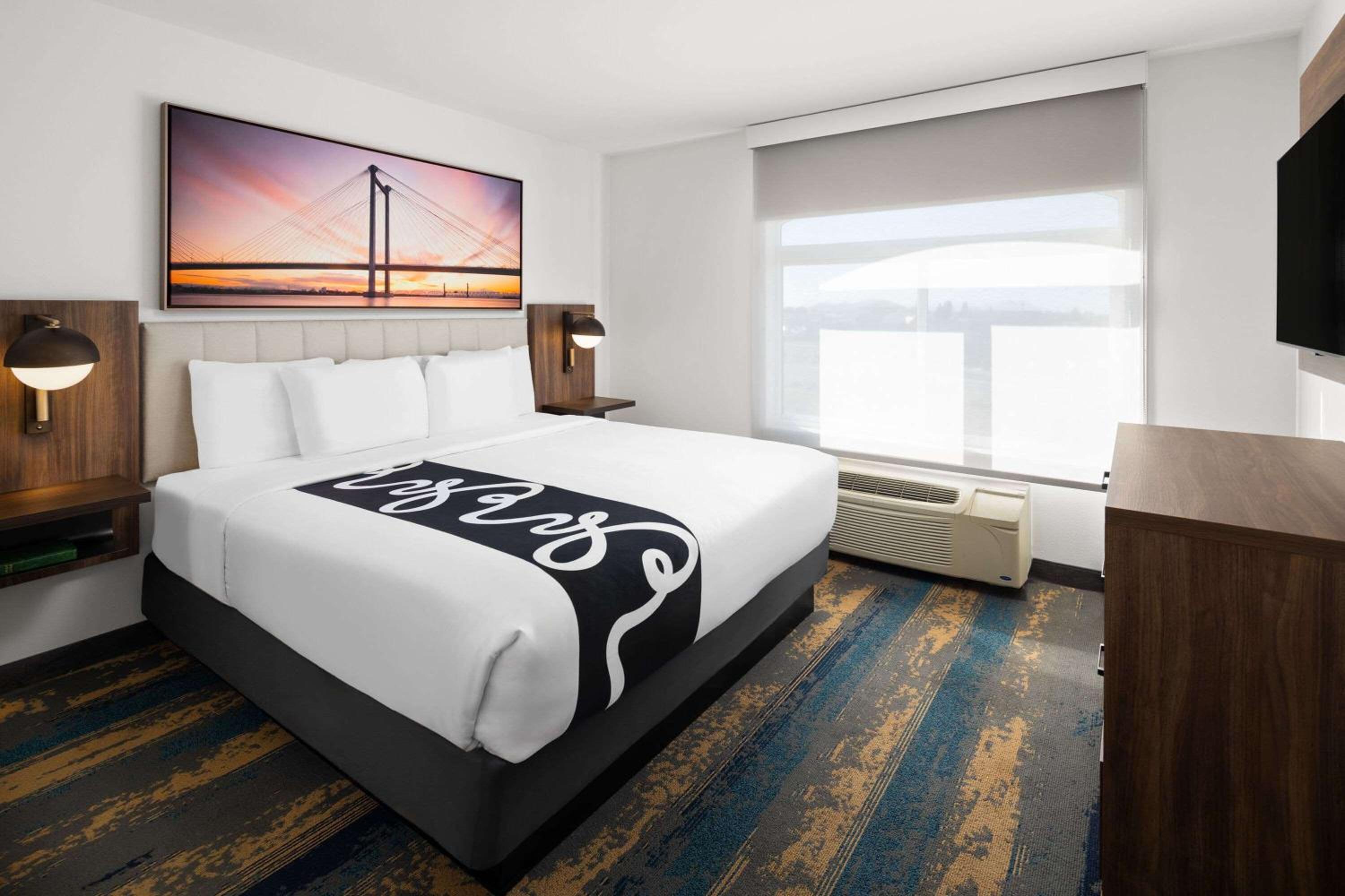 Deluxe King Room - Photo 5