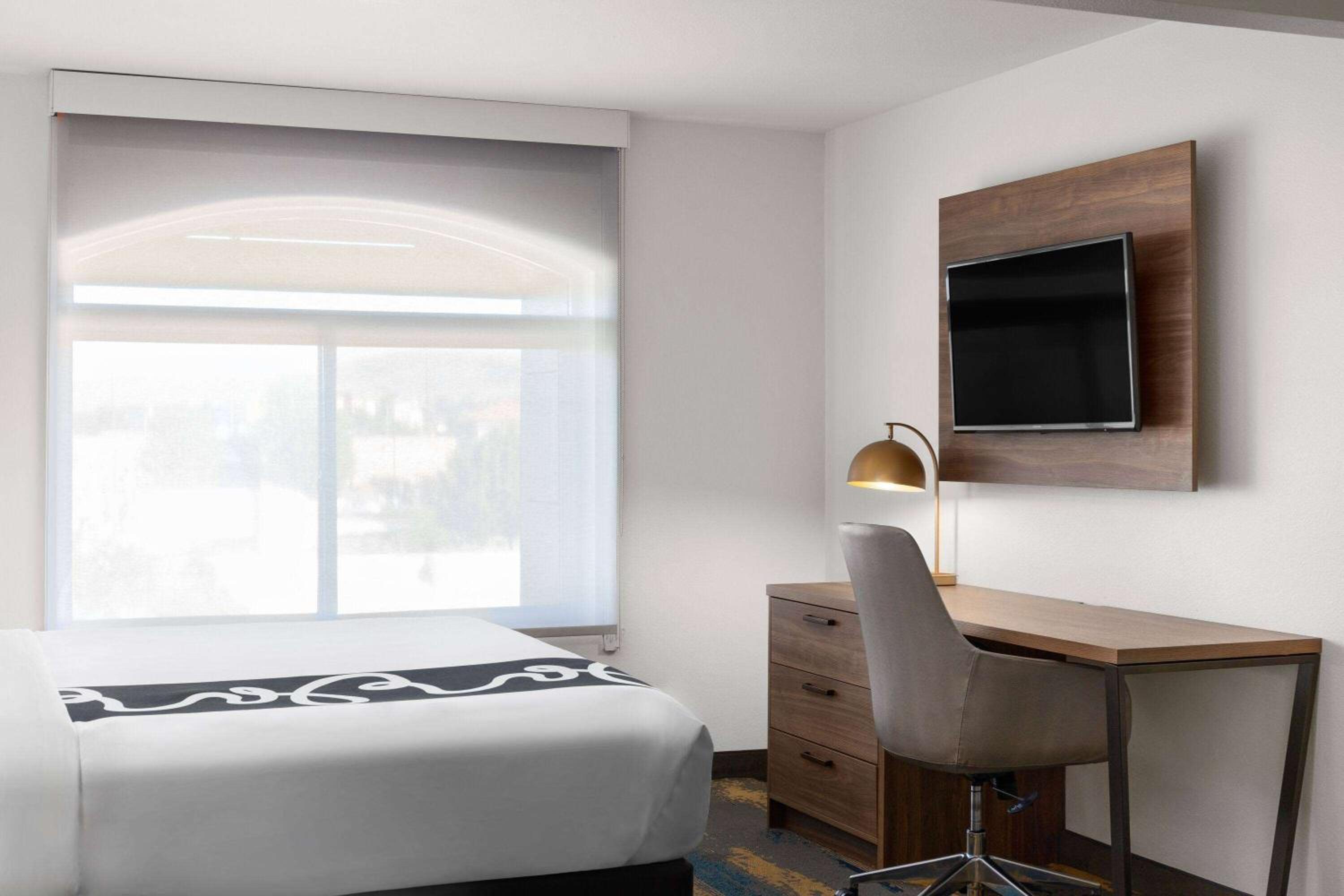 Deluxe King Room - Photo 6