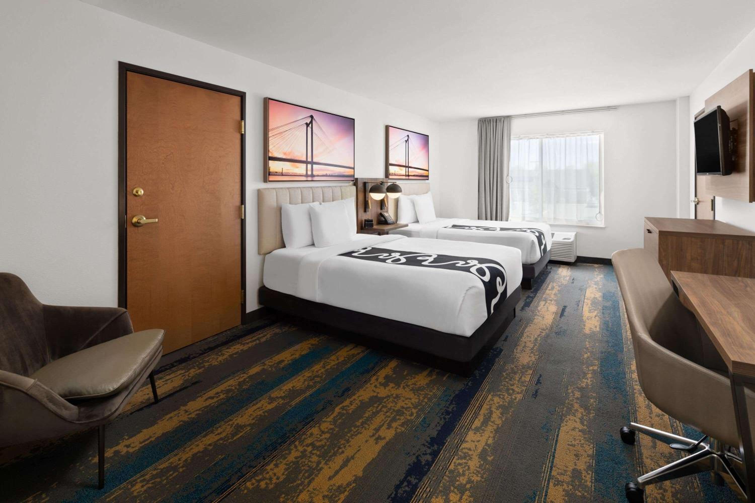 Queen Room with Two Queen Beds and Mobility/Hearing Impaired Access - Non-Smoking photo 2