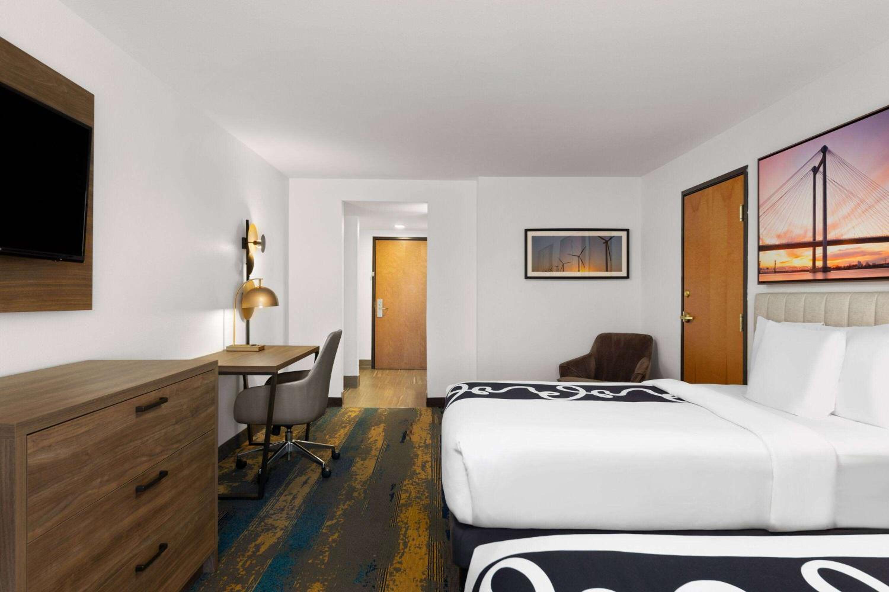 Deluxe Queen Room with Two Queen Beds - Photo 4
