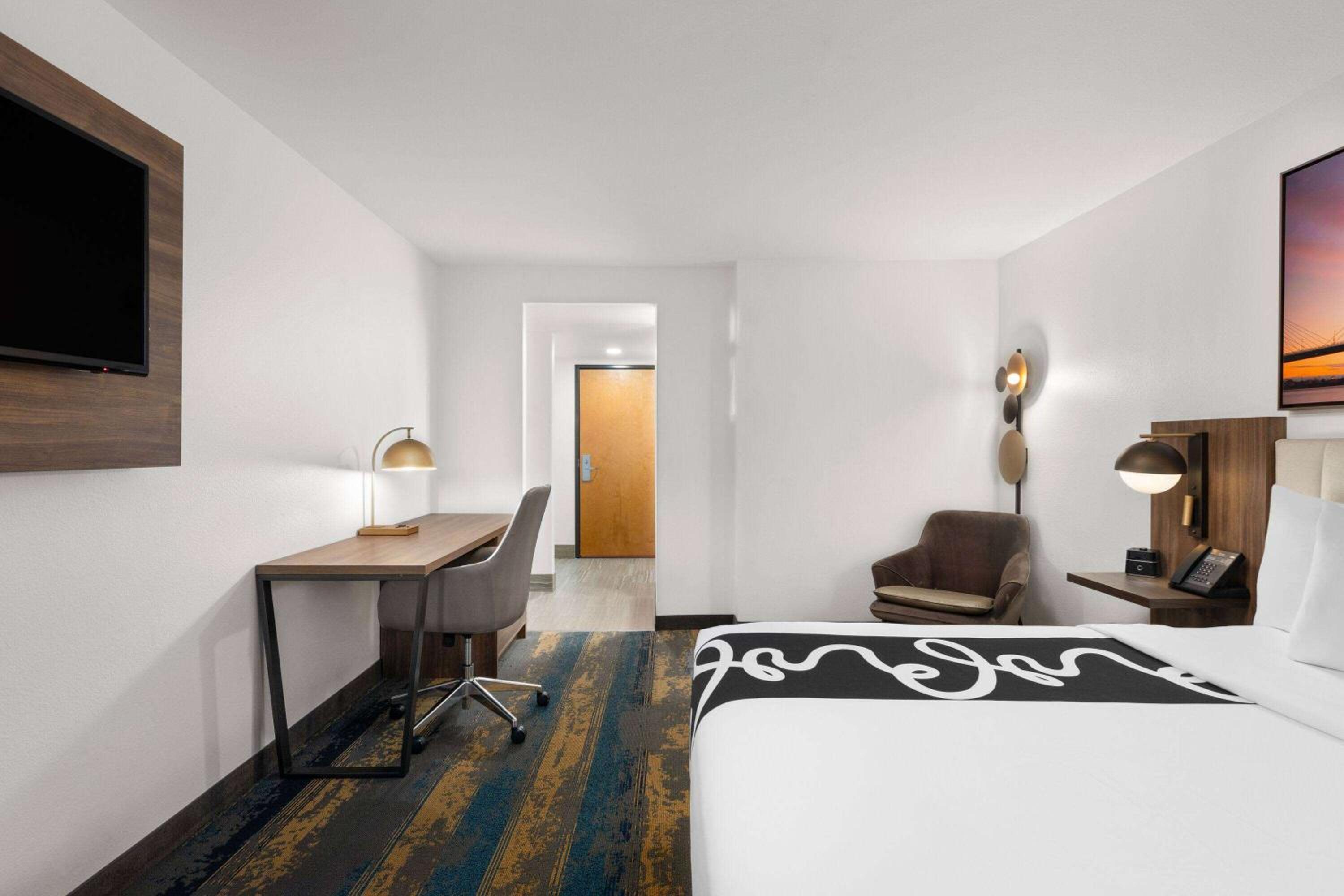 Deluxe King Room - Photo 2