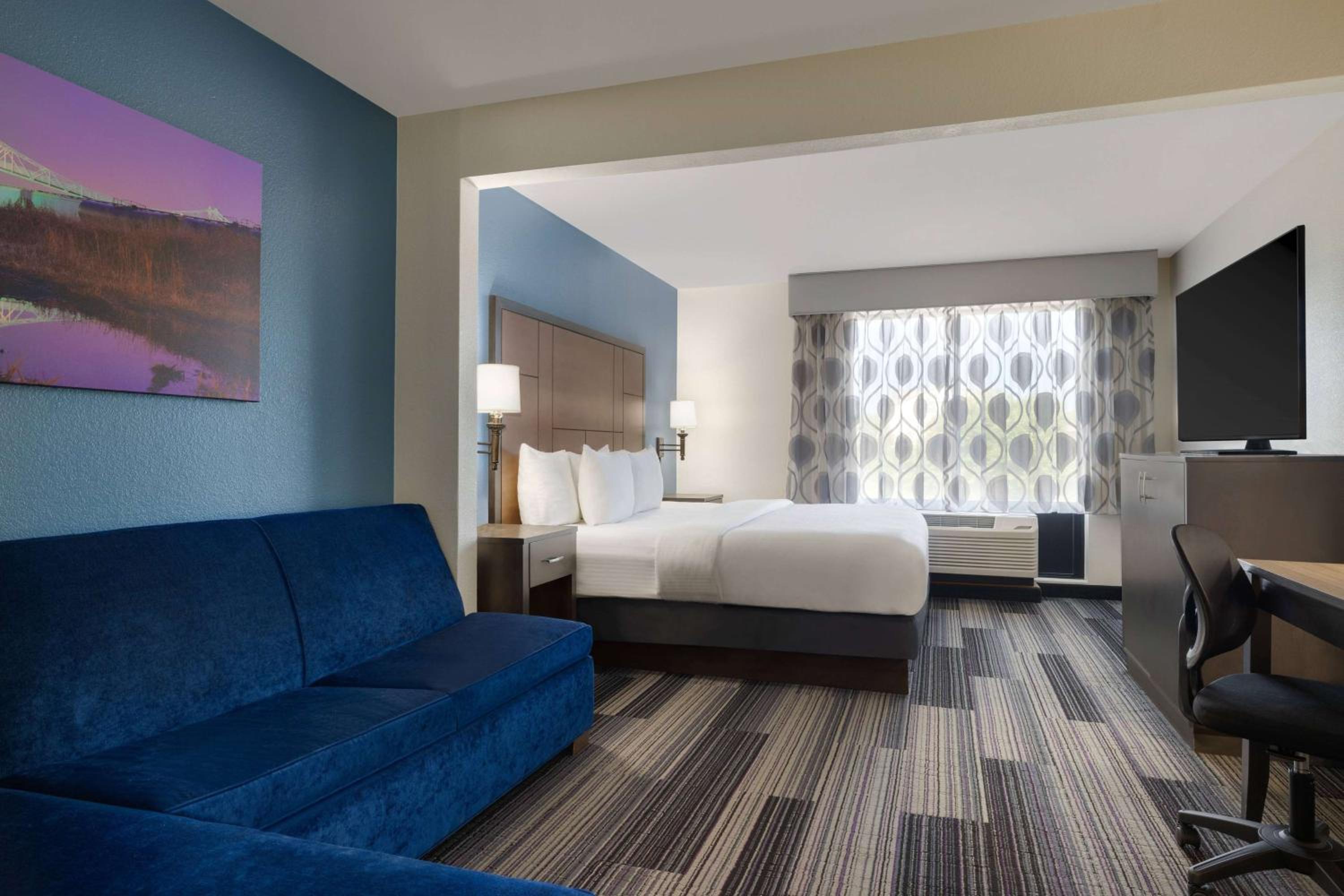 Standard Room with One King Bed - Non-Smoking - Photo 2