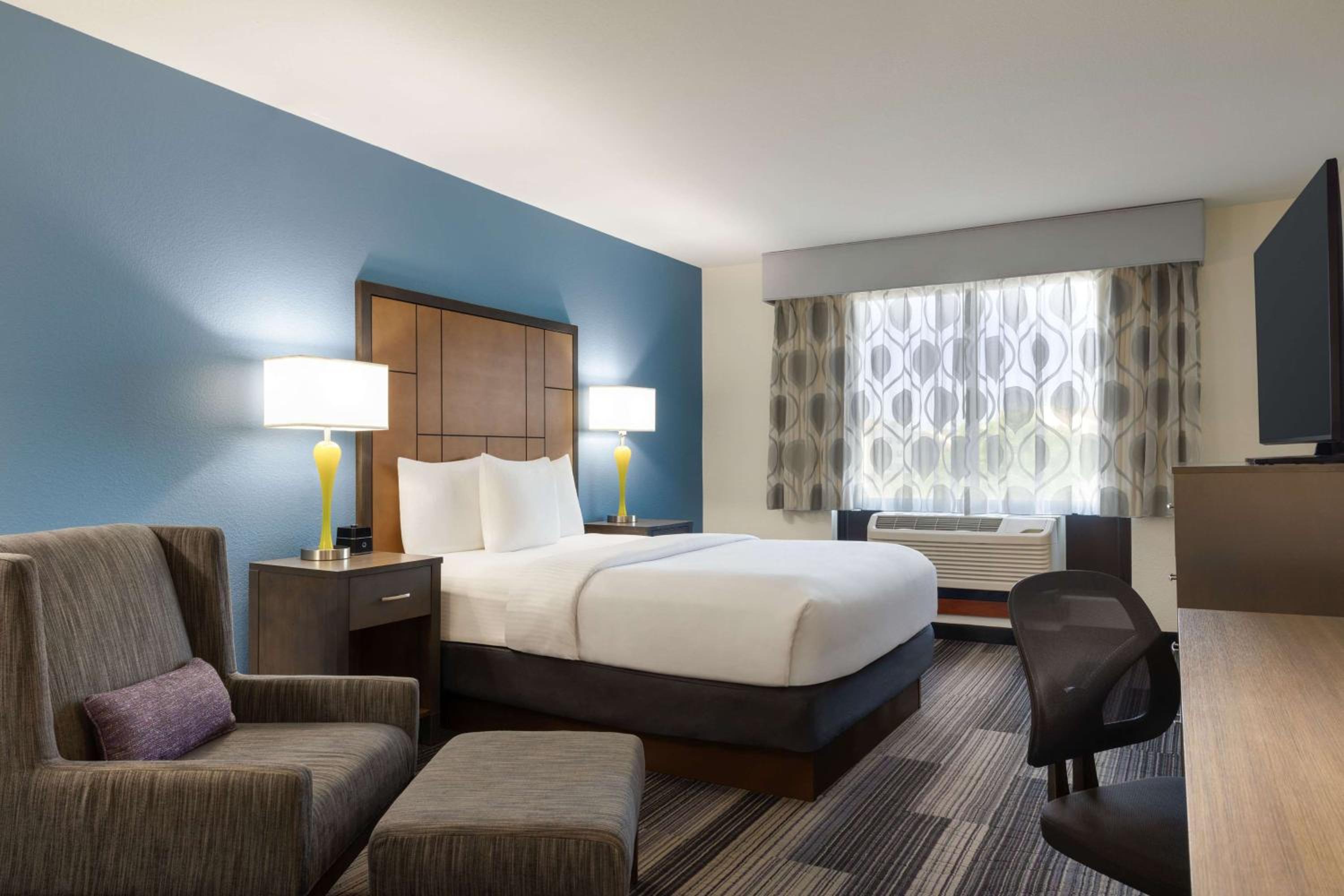 Queen Room with Mobility/Hearing Access - Non-Smoking - Photo 1